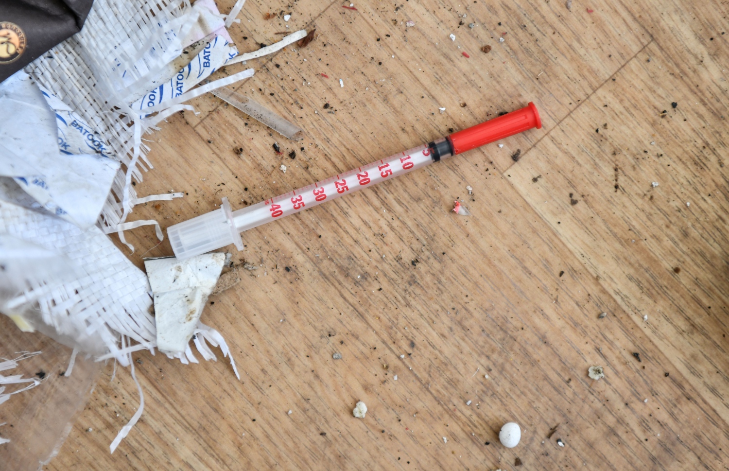 ކޮވިޑްގެ ދެވަނަ ރާޅާ ގުޅިގެން، މާލެ ހިޔާ ފްލެޓްތަކުގެ ފުރަގަހުގައި ހުޅުވި ފްލޫ ކްލިނިކް ހިންގި އިމާރާތުގެ ތެރޭގައި މަސްތުވުމަށް ފަހު އެއްލާލާފައި އޮތް އިންޖެކްޝަނެއް: މިހާރު މި ތަނުގެ "ވެރިންނަކީ" މަސްތުވާތަކެތި ބޭނުންކުރާ ކަމަށް ބެލެވޭ ބައެއް.---ފޮޓޯ: ނިޝާން އަލީ/ މިހާރު