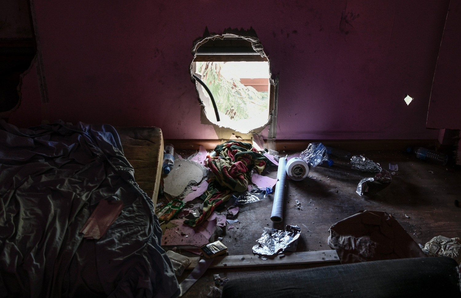 މަސްތުވާތަކެތި ބޭނުންކުރާ މީހުން އެކަމަށް ބޭނުންކުރާ ފަޅު އިމާރާތެއް -- ފޮޓޯ/މިހާރު