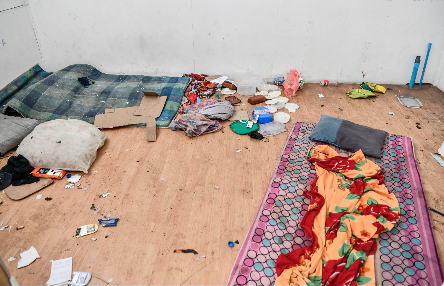 ޑްރަގް ބޭނުންކުރާ ކަމަށް ތުހުމަތު ކުރެވޭ މީހުން ނިދަން ގޮދަޑި އަޅާފައި: މާލޭ ހިޔާ ފްލެޓްތަކުގެ ފުރަގަހުގައި ކުރިން ފްލޫ ކްލިނިކް ހިންގި އިމާރާތުގެ އެތެރެ ވަރަށް ނަޖިސް.---ފޮޓޯ: ނިޝާން އަލީ/ މިހާރު