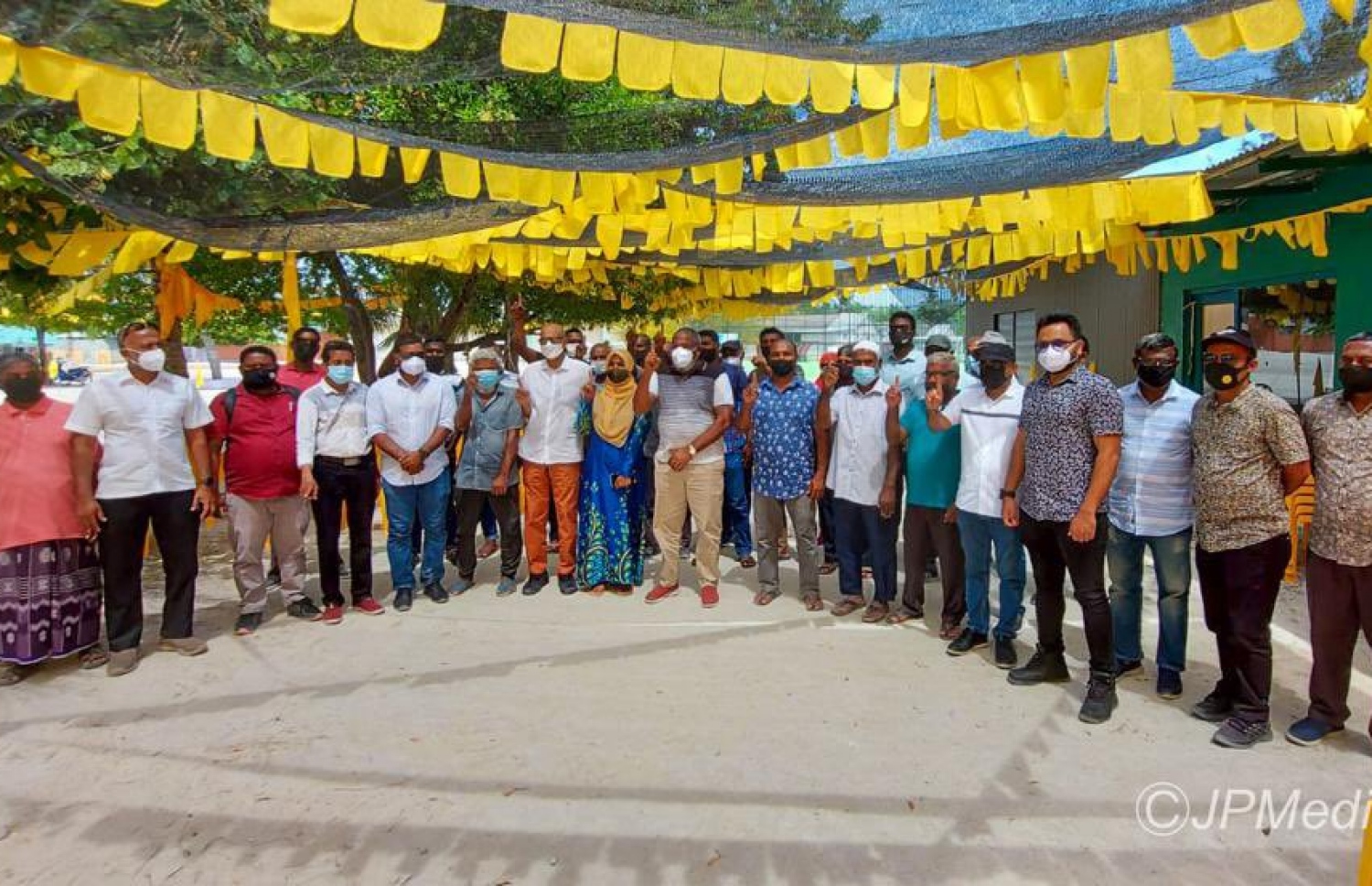 އެމްޑީޕީގެ ކެންޑިޑޭޓް ރާޝިދަށް ކެމްޕެއިން ކޮށްދެއްވުމަށް ށ. މަރޮއްޓަށް ވަޑައިގެން ގާސިމާއި ޖޭޕީގެ ޓީމުގެ ބޭފުޅުން އެމްޑީޕީގެ ބައެއް މީހުންނާއެކު ގްރޫޕް ފޮޓޯއެއް ނަގަނީ.---ފޮޓޯ: ޖޭޕީ