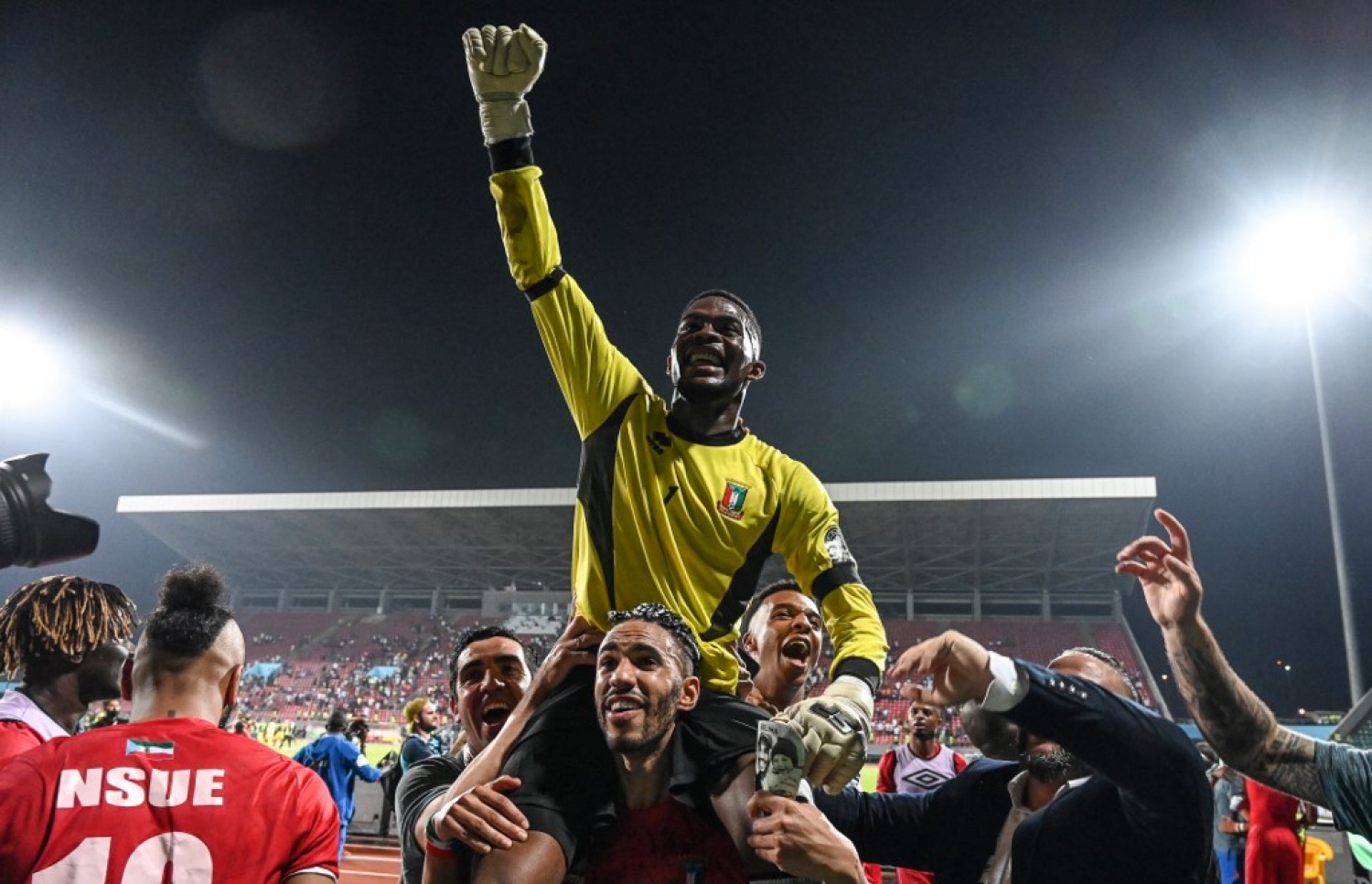 ކުއާޓާ ފައިނަލުން ޖާގަ ހޯދުމަށް ފަހު އިކުއެޓޯރިއަލް ގިނީ ކުޅުންތެރިން އެޓީމުގެ ކީޕަރު އޮނޯވޯ އާއެކު އުފާފާޅުކުރަނީ.-- ފޮޓޯ: އޭއެފްޕީ