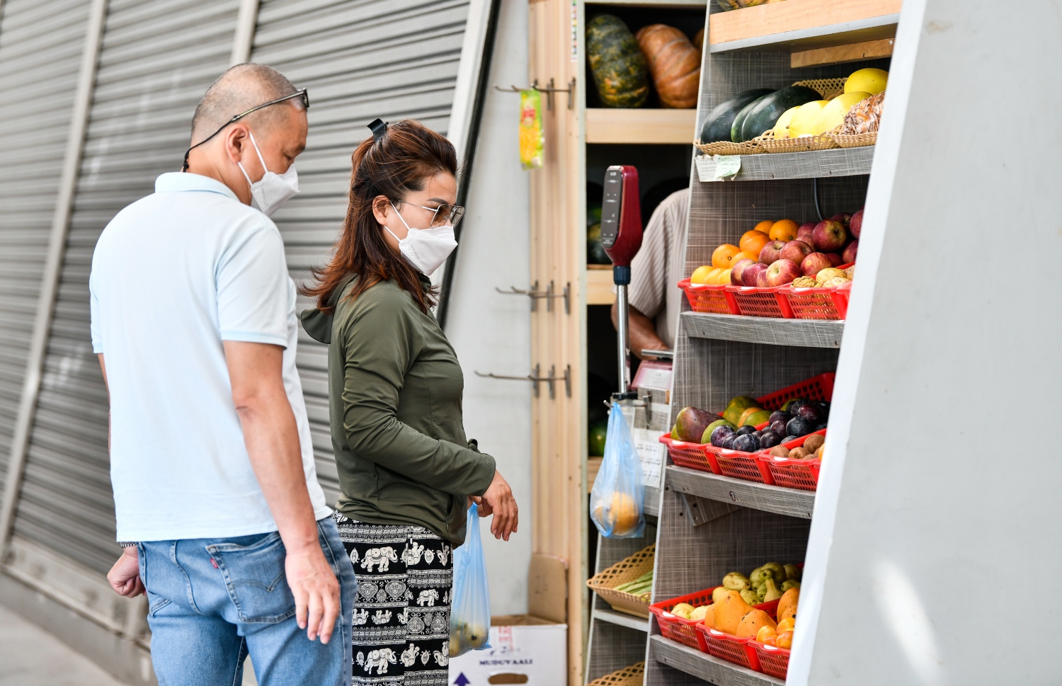 ހުޅުމާލެ ރަށުމާރުކޭޓުން ބަޔަކު ވިޔަފާރި ކުރަނީ: އެތަނުން 23 ގޮޅި ކުއްޔަށް ދޭން އެޗްޑީސީން ވަނީ ހުޅުވާލައިފައި -- ފޮޓޯ: ފަޔާޒް މޫސާ | މިހާރު