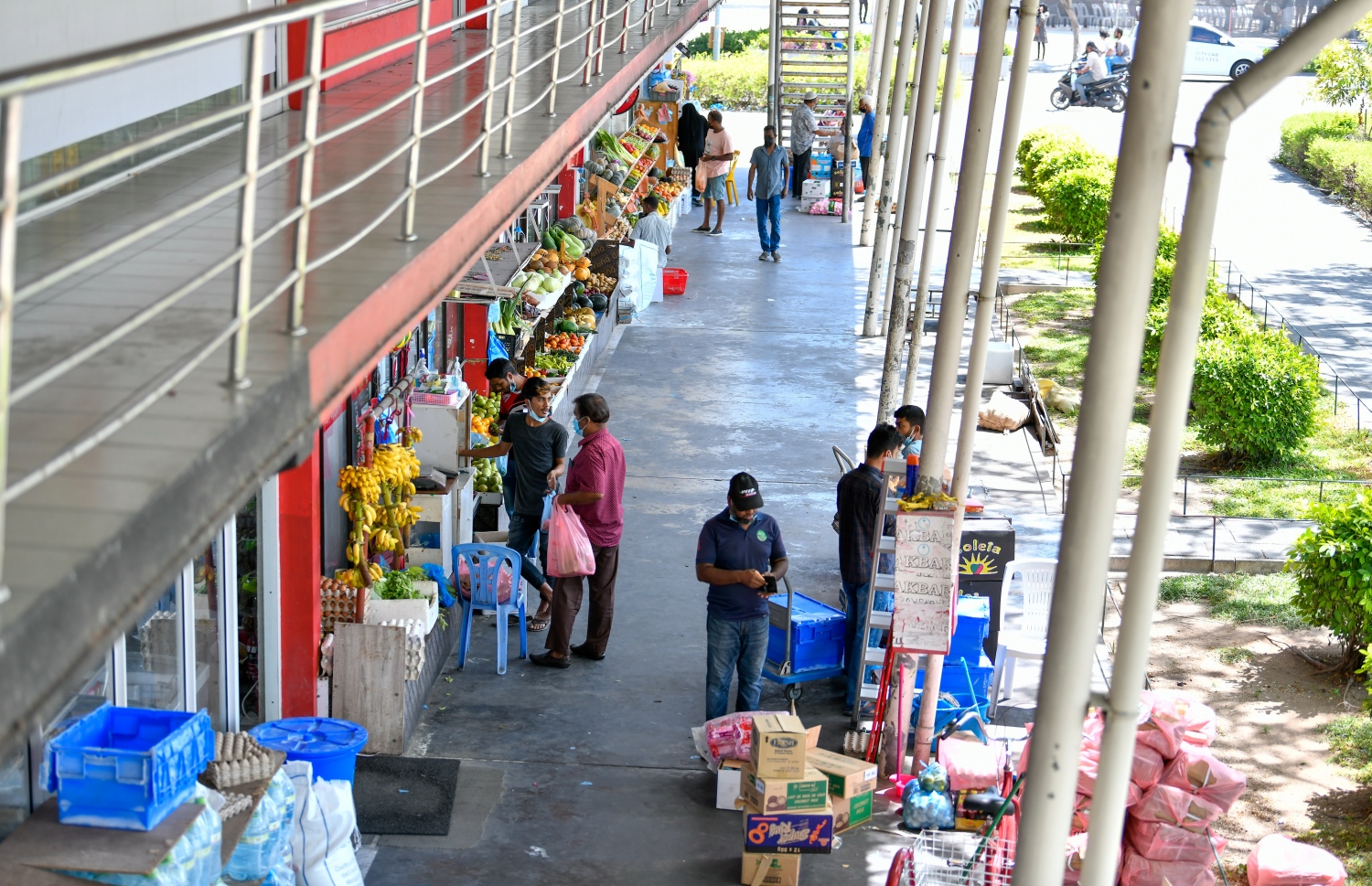 ހުޅުމާލެ ފިހާރަތަކުގެ ބޭރުގައި މޭވާއާ ތަރުކާރީ ވިއްކަން ބަހައްޓާފައި-- ފޮޓޯ: ފަޔާޒު މޫސާ/ މިހާރު