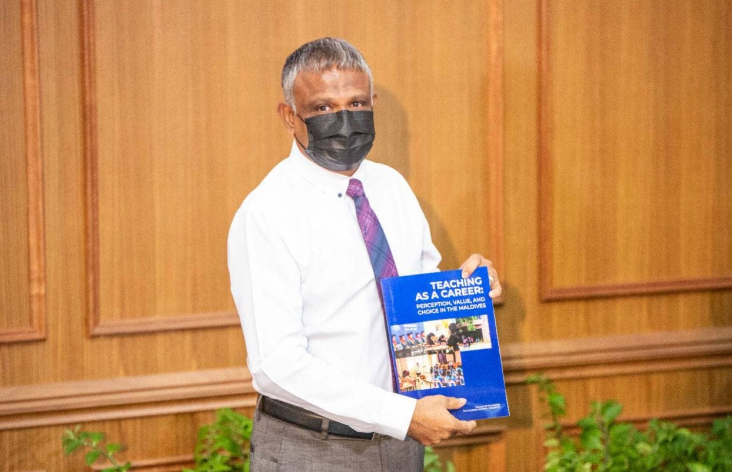 ރާއްޖޭގެ ޓީޗަރުންނާ ގުޅޭގޮތުން ހެދި ދިރާސާ ފޮތް ހަޔަ އެޑިއުކޭޝަން މިނިސްޓަރު ޑރ. އިބްރާހިމް ހަސަން ނެރެދެއްވަނީ.-- ފޮޓޯ: ހަޔަ އެޑިއުކޭޝަން