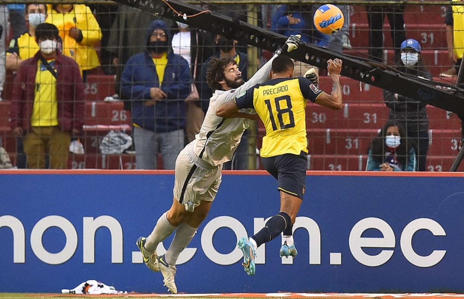 ބްރެޒިލްގެ ކީޕަރު އެލިސަން ބޯޅަ ޕަންޗް ކުރަނިކޮށް އިކުއެޑޯގެ ޕްރެސިއާޑޯ ބޮލުގައި ޖެހެނީ.-- ފޮޓޯ: އޭއެފްޕީ