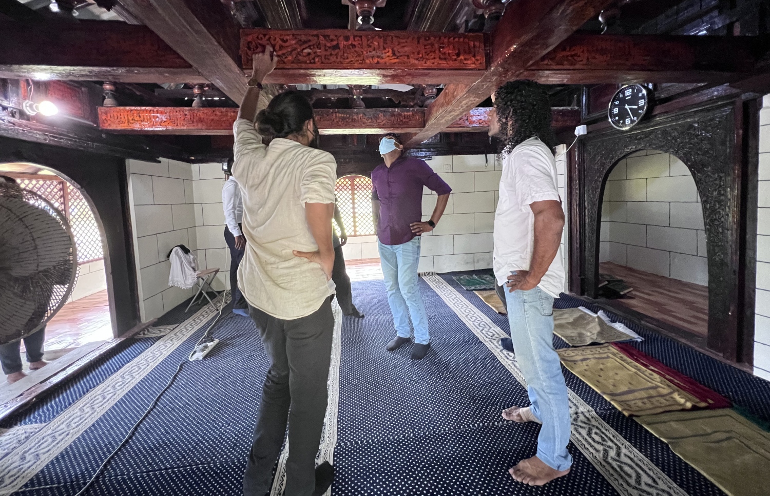 ޓޫރިޒަމް މިނިސްޓްރީގެ އިސް ބޭފުޅުންނާއި ދާންދޫ ދާއިރާގެ މެމްބަރު ޔައުގޫބު ގއ. ދެއްވަދޫގެ އާސާރީ މިސްކިތެއް ބައްލަވާލައްވަނީ- ފޮޓޯ: މިހާރު