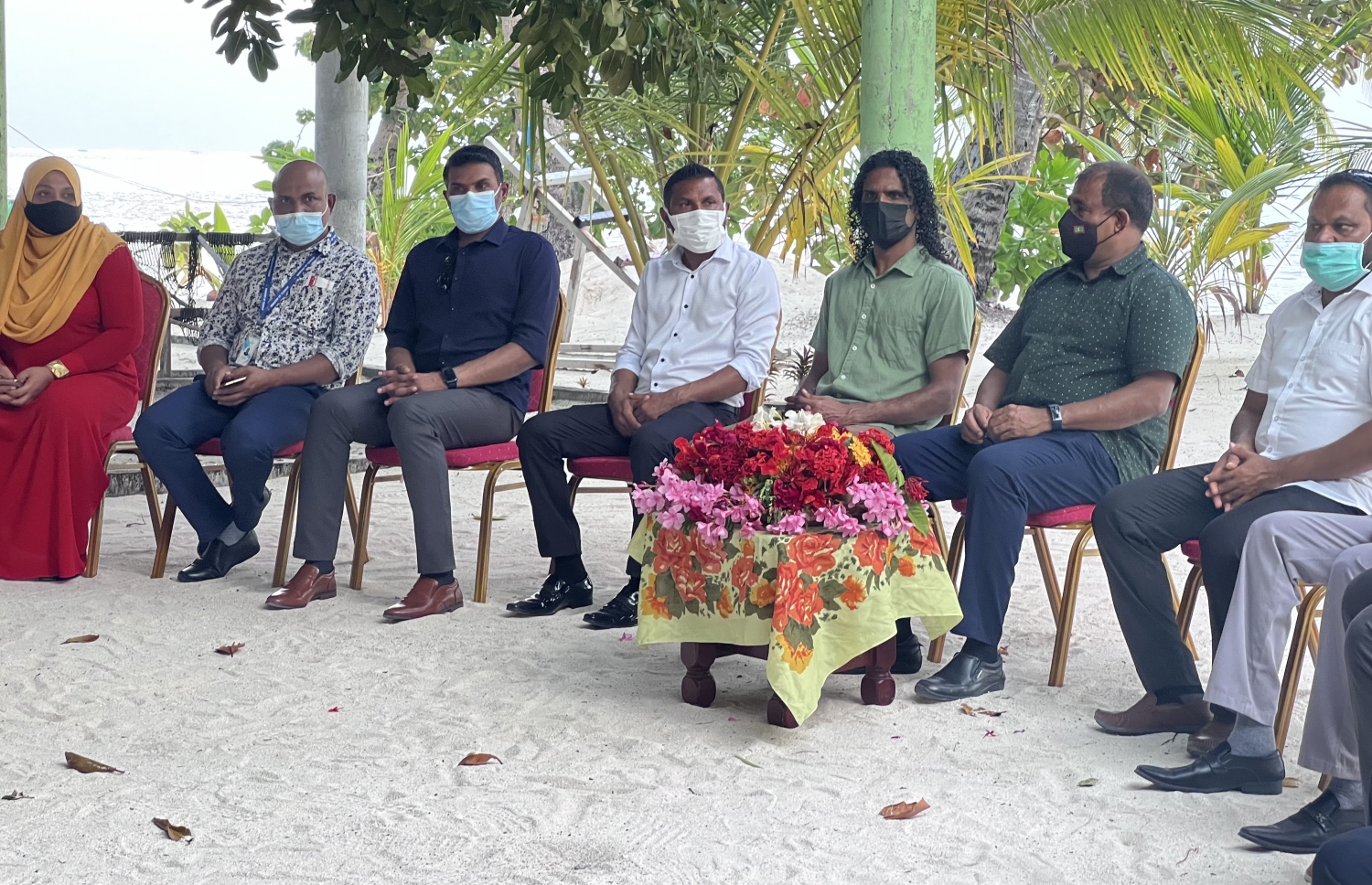 ޓޫރިޒަމް މިނިސްޓަރު މައުސޫމް އާއި ދާންދޫ ދާއިރާގެ މެމްބަރު ޔައުގޫބް އަދި ޓޫރިޒަމް މިނިސްޓްރީގެ އިސް ބޭފުޅުން ގއ. ގެމަނަފުށީ ރައްޔިތުންނާ ބައްދަލު ކުރައްވަނީ-- ފޮޓޯ: މިހާރު