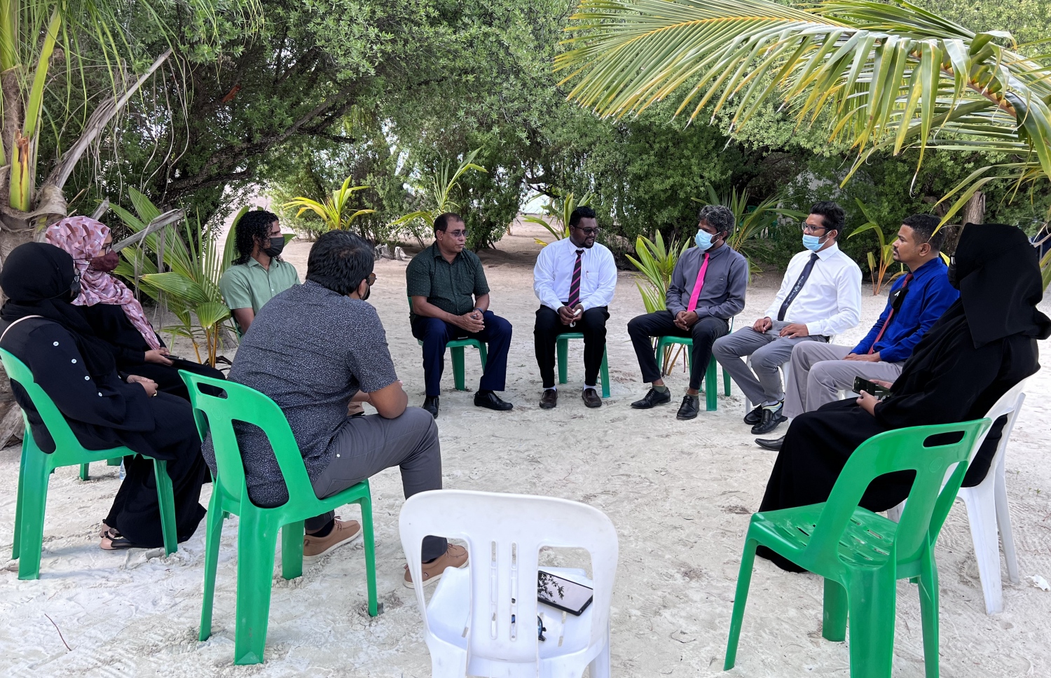 ޓޫރިޒަމް މިނިސްޓަރު ޑރ. އަބްދުﷲ މައުސޫމް (މ) ގއ. ކަނޑުހުޅުދޫ ކައުސިލާ ބައްދަލު ކުރައްވަނީ-- ފޮޓޯ: މިހާރު