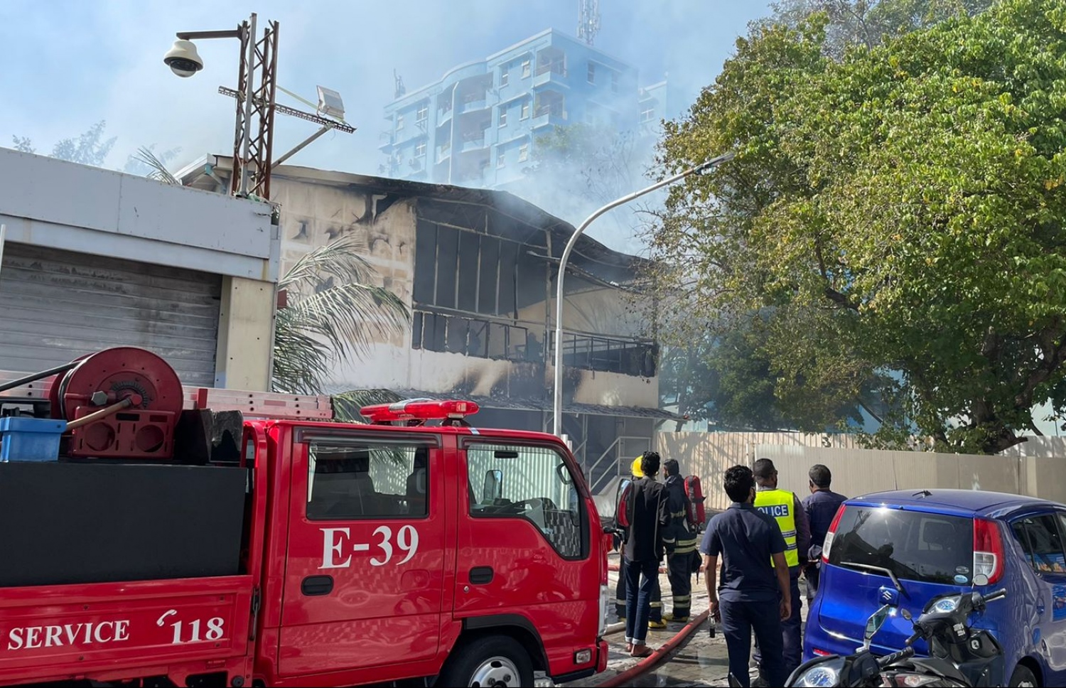 މާލެ ހިޔާ ފްލެޓްތަކުގެ ފަހަތުގައި ހުންނަ ޖަގަހާގައި ރޯވެ އަނދައި ހުލިވެފައި. -- ފޮޓޯ: ނިޝާން އަލީ/ މިހާރު