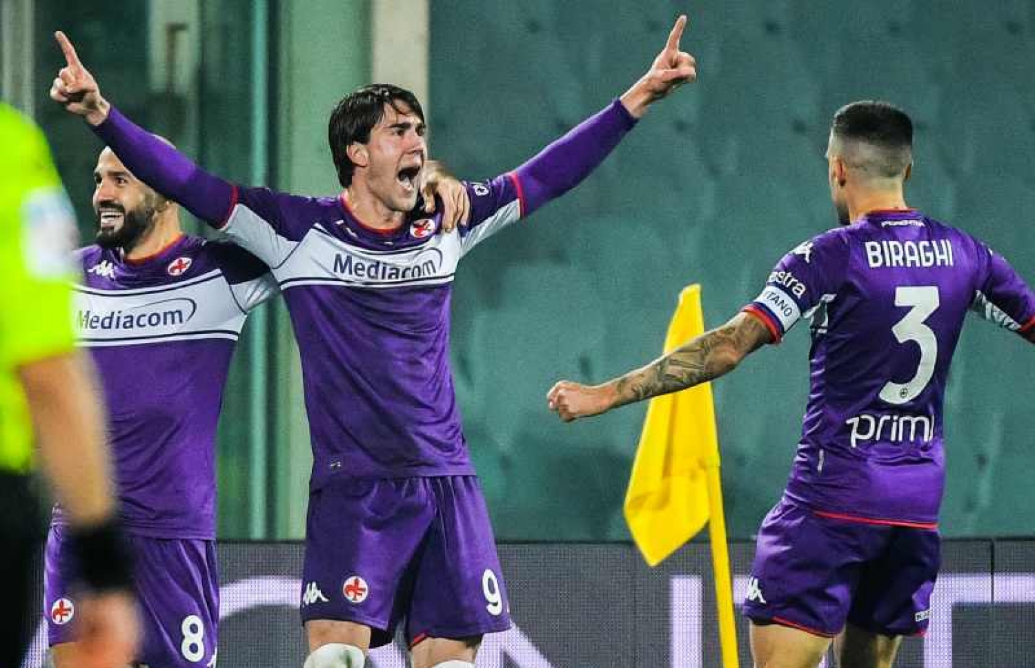 ވްލަހޯވިޗް ފިއޮރެންޓީނާއަށް ލަނޑެއް ޖެހުމަށް ފަހު އުފާފާޅުކުރަނީ.