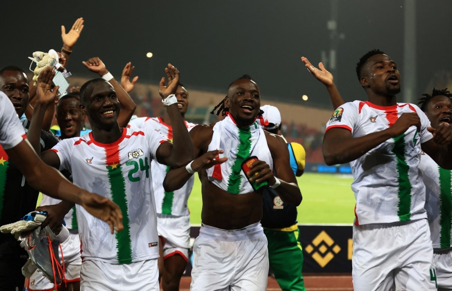 ބުރްކީނާ ފާސޯގެ ކެޕްޓަން ބާޓްރަންޑް ޓްރައޯރޭ (މ) އާއި ބައެއް ކުޅުންތެރިން ރޭގެ މޮޅަށް ފަހު އުފާފާޅުކުރަނީ.-- ފޮޓޯ: އޭއެފްޕީ