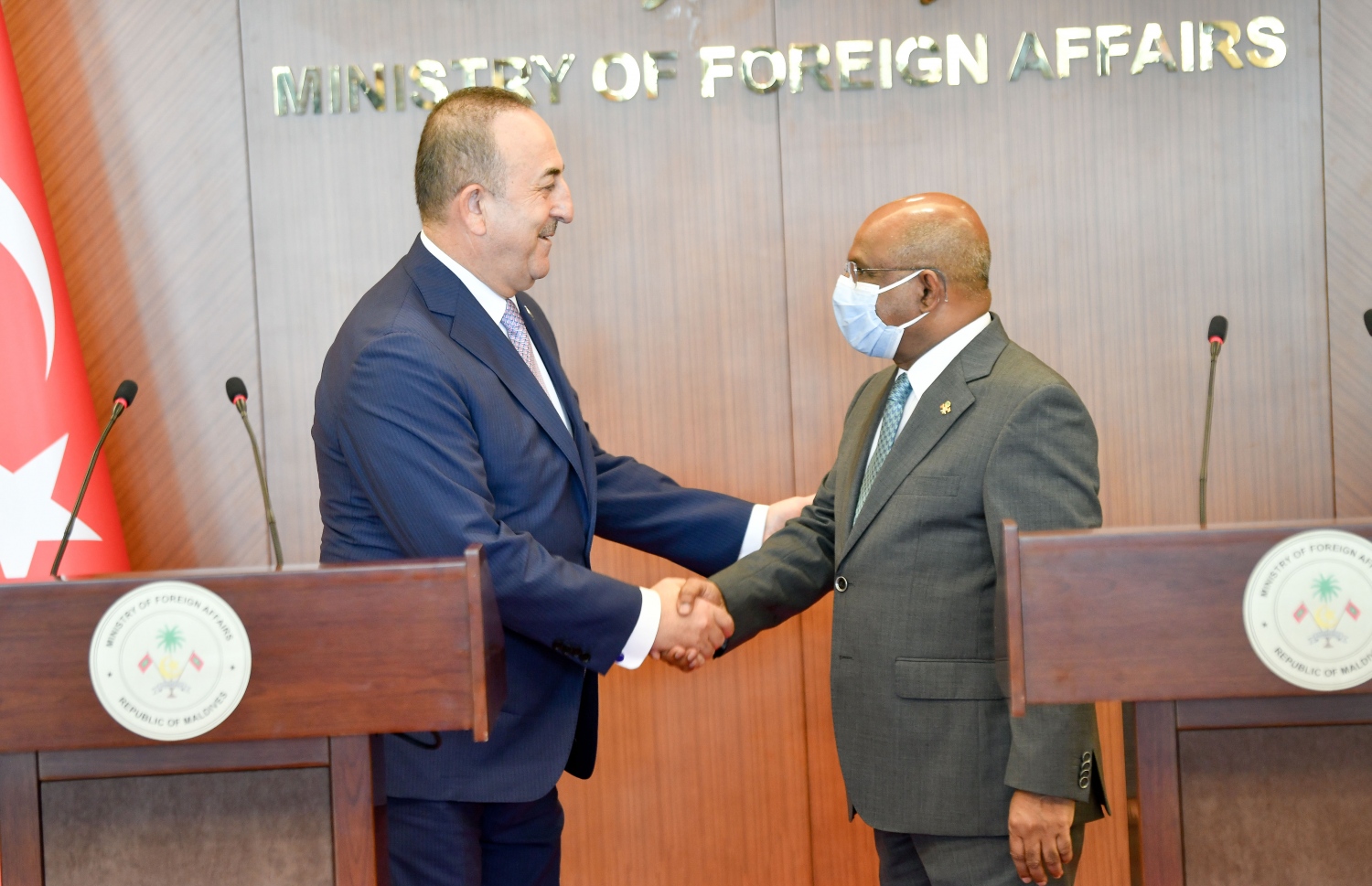 މާލެ: ޖެނުއަރީ 30، 2022: ތުރުކީގެ ފޮރިން މިނިސްޓަރު މެވްލުތު ޗަވްޝޯލް އާއި ރާއްޖޭގެ ފޮރިން މިނިސްޓަރު އަބްދުﷲ ޝާހިދު ސަލާމް ކުރައްވަނީ: ދެ ގައުމުގެ ދެމެދުގައި އިގުތިސާދީ ގޮތުން ގުޅުން ބަދަހިކުރުމާއި ވައިގެ ދަތުރުފަތުރު އިތުރުކުރުމާއި ފަތުރުވެރިކަން ވަރުގަދަކުރުމާއި މަސްވެރިކަމުގެ ދާއިރާ ތަރައްގީކުރުމާއި އުމްރާނީ ތަރައްގީ އާއި މޫސުމަށް އަންނަ ބަދަލުތަކުން އަރައިގަތުމަށް ގުޅިގެން މަސައްކަތްކުރުމަށް މަޝްވަރާކުރެއްވި.-- ފޮޓޯ: ނިޝާން އަލީ /މިހާރު