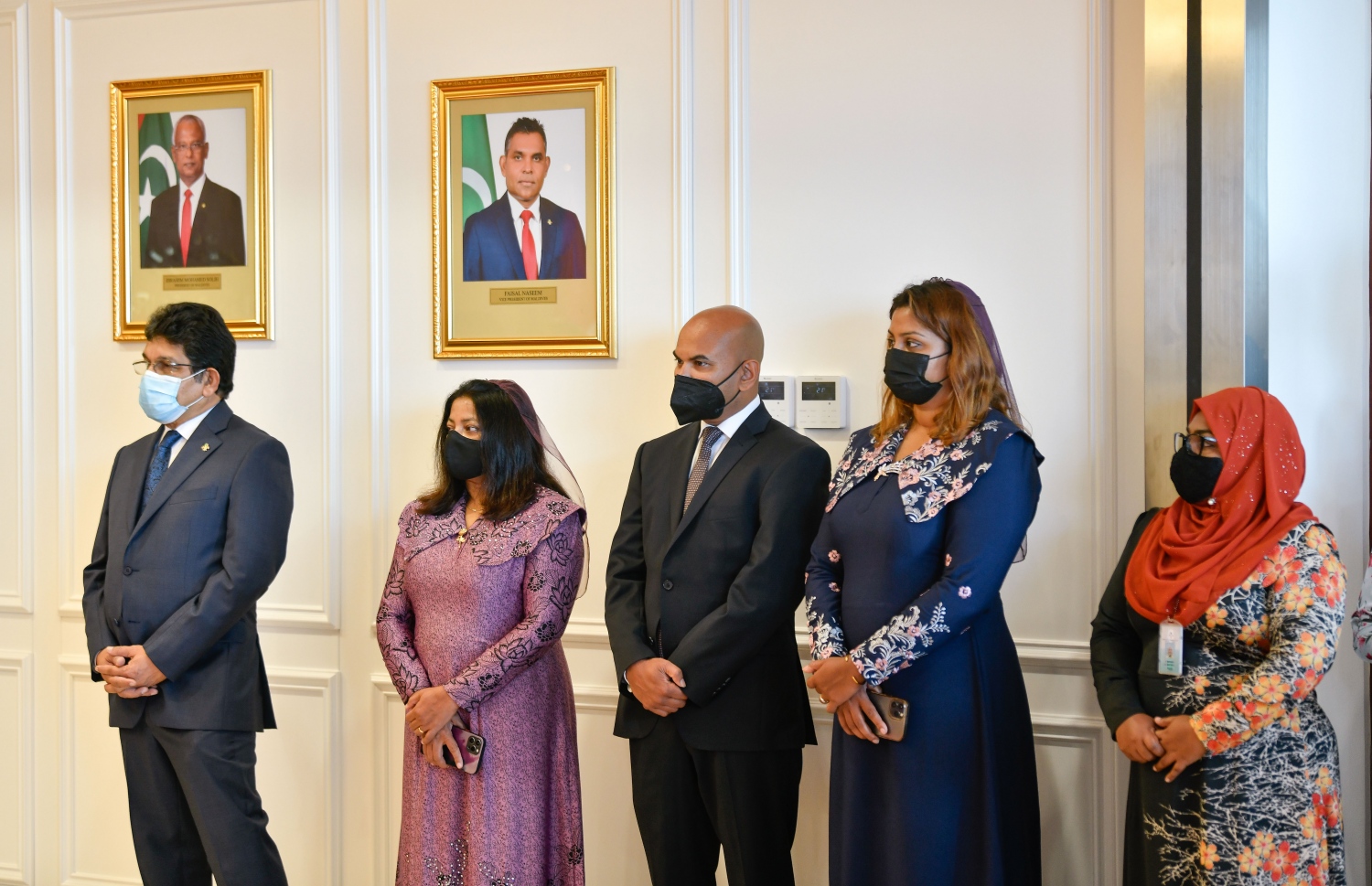 މާލެ: ޖެނުއަރީ 30، 2022: ތުރުކީގެ ފޮރިން މިނިސްޓަރު މެވްލުތު ޗަވްޝޯލް ރާއްޖެ ވަޑައިގަތުމުން ރައީސް އޮފީހުގައި ބޭއްވެވި ބައްދަލުވުމުގެ ތެރެއިން: ދެ ގައުމުގެ ދެމެދުގައި އިގުތިސާދީ ގޮތުން ގުޅުން ބަދަހިކުރުމާއި ވައިގެ ދަތުރުފަތުރު އިތުރުކުރުމާއި ފަތުރުވެރިކަން ވަރުގަދަކުރުމާއި މަސްވެރިކަމުގެ ދާއިރާ ތަރައްގީކުރުމާއި އުމްރާނީ ތަރައްގީ އާއި މޫސުމަށް އަންނަ ބަދަލުތަކުން އަރައިގަތުމަށް ގުޅިގެން މަސައްކަތްކުރުމަށް މަޝްވަރާކުރެއްވި.-- ފޮޓޯ: ނިޝާން އަލީ /މިހާރު