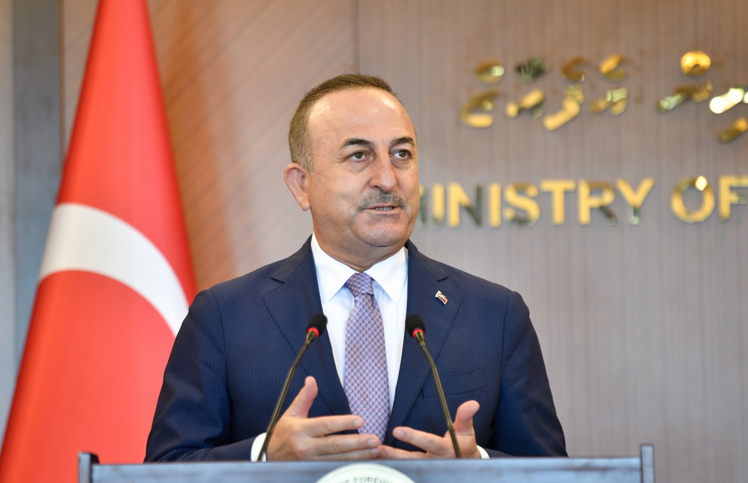 މާލެ: ޖެނުއަރީ 30، 2022: ތުރުކީގެ ފޮރިން މިނިސްޓަރު މެވްލުތު ޗަވްޝޯލް ވާހަކަ ދައްކަވަނީ: ދެ ގައުމުގެ ދެމެދުގައި އިގުތިސާދީ ގޮތުން ގުޅުން ބަދަހިކުރުމާއި ވައިގެ ދަތުރުފަތުރު އިތުރުކުރުމާއި ފަތުރުވެރިކަން ވަރުގަދަކުރުމާއި މަސްވެރިކަމުގެ ދާއިރާ ތަރައްގީކުރުމާއި އުމްރާނީ ތަރައްގީ އާއި މޫސުމަށް އަންނަ ބަދަލުތަކުން އަރައިގަތުމަށް ގުޅިގެން މަސައްކަތްކުރުމަށް މަޝްވަރާކުރެއްވި.-- ފޮޓޯ: ނިޝާން އަލީ /މިހާރު