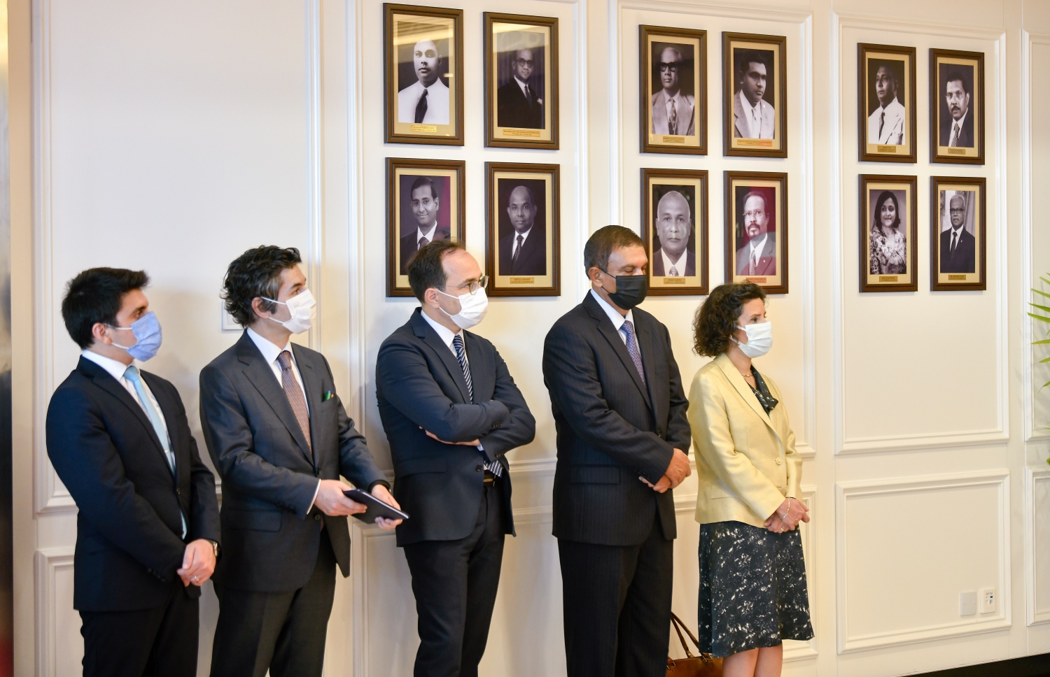 މާލެ: ޖެނުއަރީ 30، 2022: ތުރުކީގެ ފޮރިން މިނިސްޓަރު ރާއްޖެއަށް ކުރެއްވި ރަސްމީ ދަތުރުފުޅުގައި އެމަނިކުފަނުގައި އަރިހުގައި ވަޑައިގެންނެވި ބައެއް ބޭފުޅުން ރައީސް އޮފީހުގައި: ރާއްޖެ އާއި ތުރުކީއާ ދެމެދު ސިޔާސީ ގުޅުން ގާއިމްކުރިތާ 42 އަހަރުވީ އިރު، އެ އެކުވެރި ގުޅުމުގެ މައްޗަށް އަލިއަޅުއްވާލައްވާ ރައީސް އިބްރާހިމް މުހައްމަދު ސޯލިހު ވަނީ ވާހަކަދައްކަވައިފައި.-- ފޮޓޯ: ނިޝާން އަލީ /މިހާރު