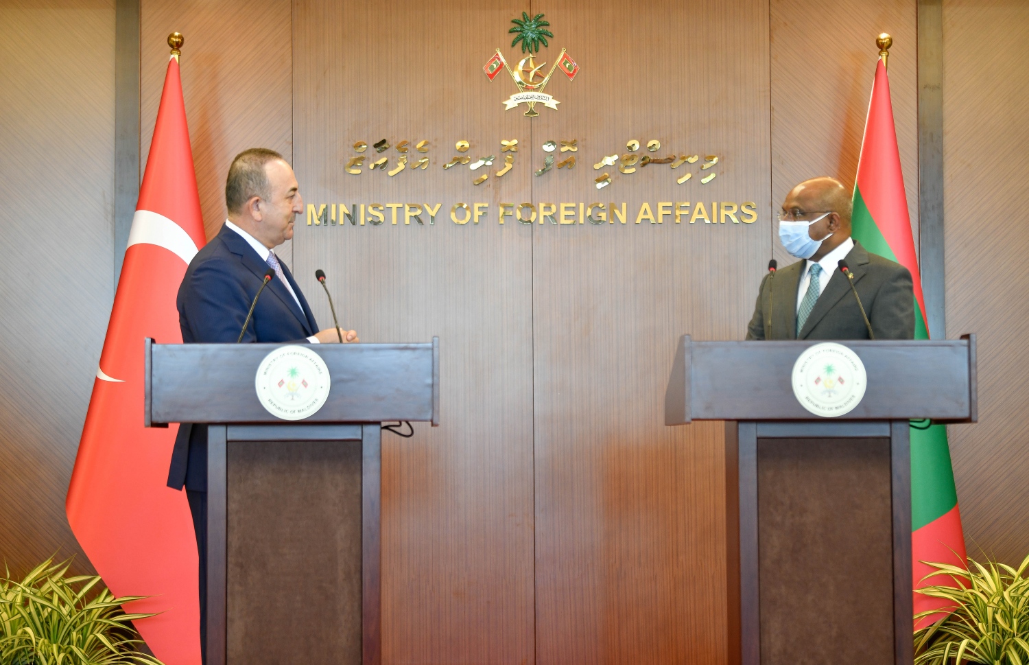 މާލެ: ޖެނުއަރީ 30، 2022: ތުރުކީގެ ފޮރިން މިނިސްޓަރު މެވްލުތު ޗަވްޝޯލް އަދި ފޮރިން މިނިސްޓަރު އަބްދުﷲ ޝާހިދު: ރާއްޖެ އާއި ތުރުކީއާ ދެމެދު ސިޔާސީ ގުޅުން ގާއިމްކުރިތާ 42 އަހަރުވީ އިރު، އެ އެކުވެރި ގުޅުމުގެ މައްޗަށް އަލިއަޅުއްވާލައްވާ ރައީސް އިބްރާހިމް މުހައްމަދު ސޯލިހު ވަނީ ވާހަކަދައްކަވައިފައި.-- ފޮޓޯ: ނިޝާން އަލީ /މިހާރު