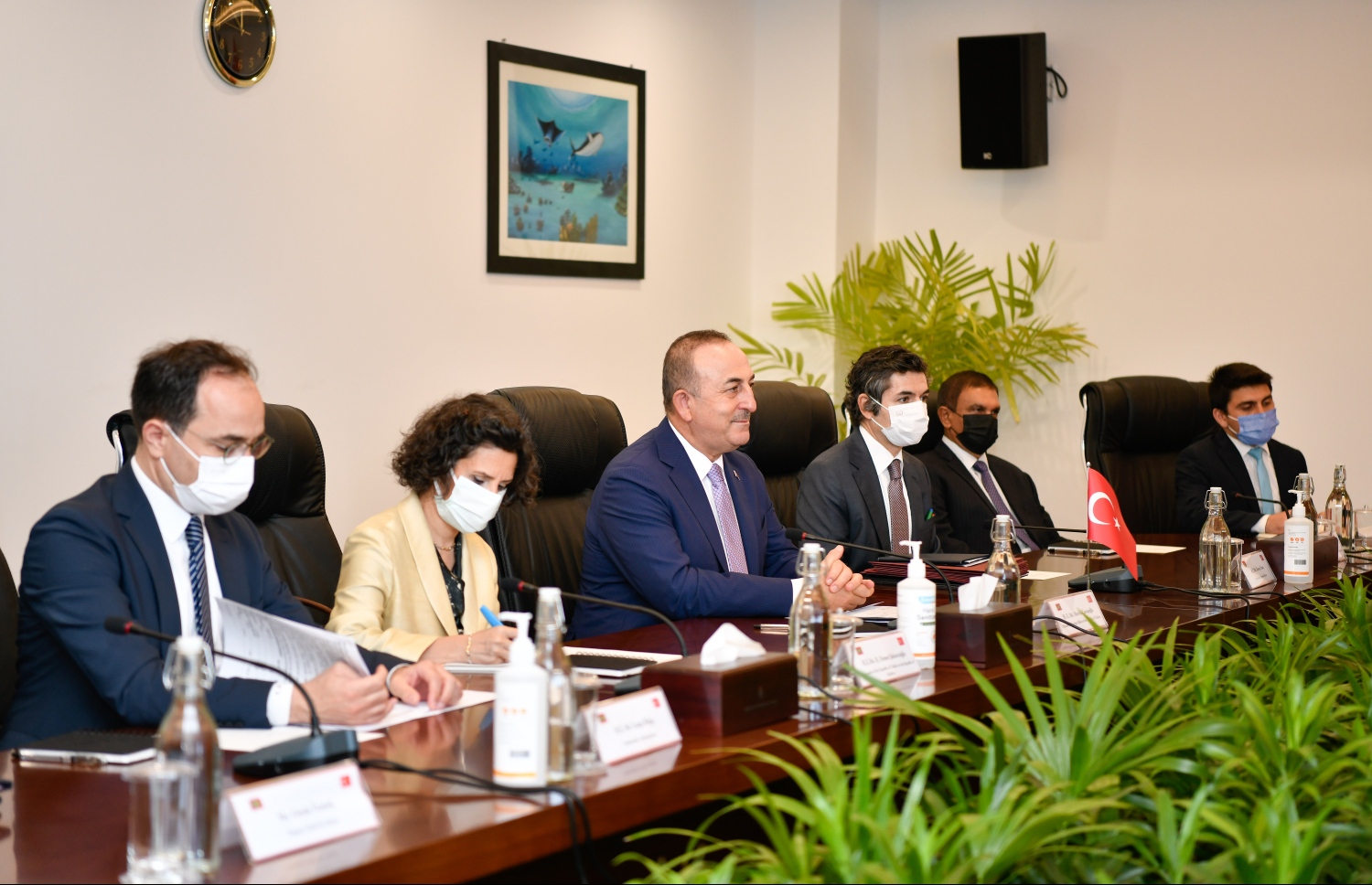 މާލެ: ޖެނުއަރީ 30، 2022: ތުރުކީގެ ފޮރިން މިނިސްޓަރު މެވްލުތު ޗަވްޝޯލް ސަރުކާރުގެ އިސްވެރިންނާ ބައްދަލުކުރައްވަނީ: ރާއްޖެ އާއި ތުރުކީއާ ދެމެދު ސިޔާސީ ގުޅުން ގާއިމްކުރިތާ 42 އަހަރުވީ އިރު، އެ އެކުވެރި ގުޅުމުގެ މައްޗަށް އަލިއަޅުއްވާލައްވާ ރައީސް އިބްރާހިމް މުހައްމަދު ސޯލިހު ވަނީ ވާހަކަދައްކަވައިފައި.-- ފޮޓޯ: ނިޝާން އަލީ /މިހާރު