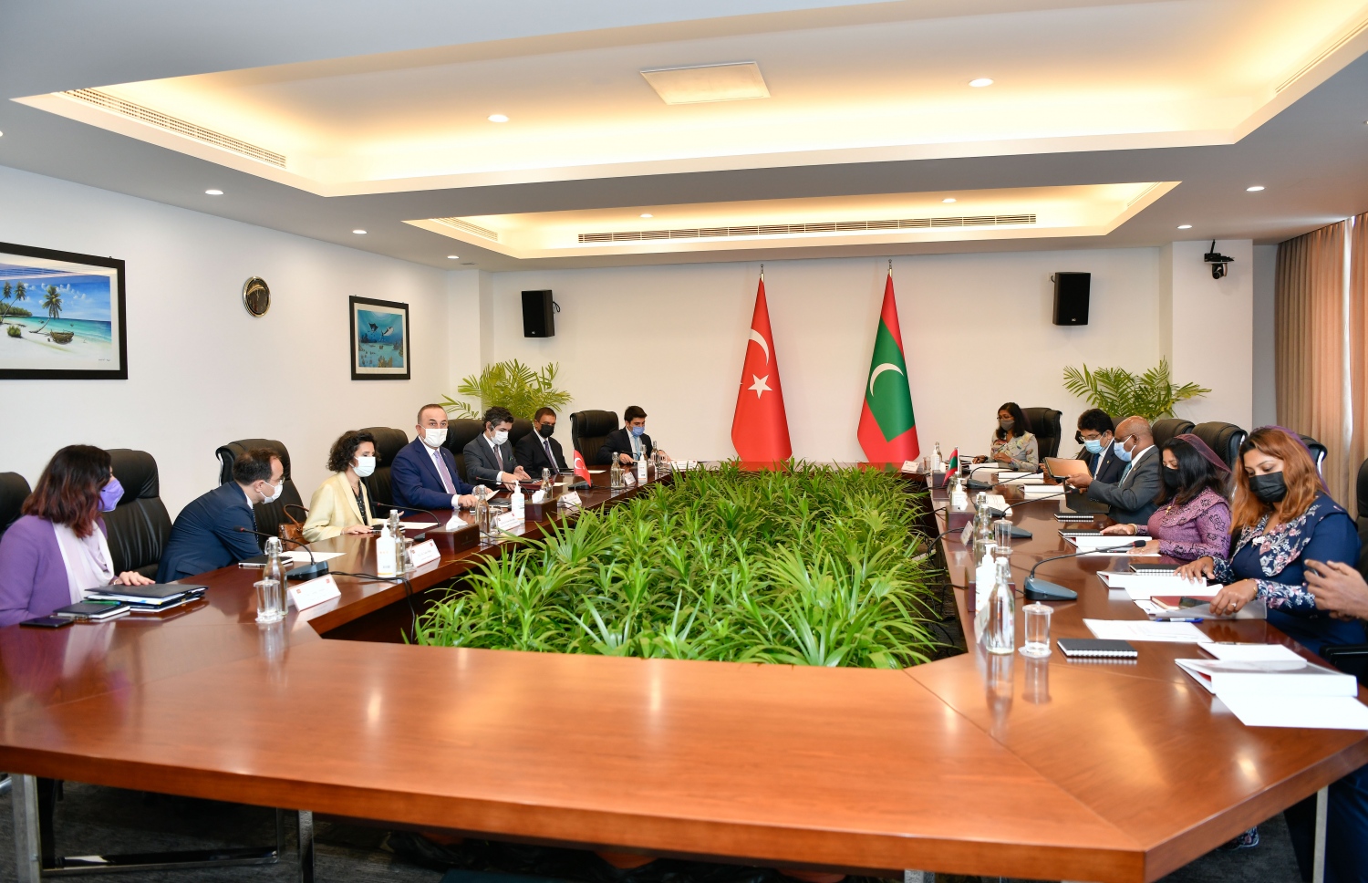 މާލެ: ޖެނުއަރީ 30، 2022: ތުރުކީގެ ފޮރިން މިނިސްޓަރު މެވްލުތު ޗަވްޝޯލް ސަރުކާރުގެ އިސްވެރިންނާ ބައްދަލުކުރައްވަނީ: ރާއްޖެ އާއި ތުރުކީއާ ދެމެދު ސިޔާސީ ގުޅުން ގާއިމްކުރިތާ 42 އަހަރުވީ އިރު، އެ އެކުވެރި ގުޅުމުގެ މައްޗަށް އަލިއަޅުއްވާލައްވާ ރައީސް އިބްރާހިމް މުހައްމަދު ސޯލިހު ވަނީ ވާހަކަދައްކަވައިފައި.-- ފޮޓޯ: ނިޝާން އަލީ /މިހާރު