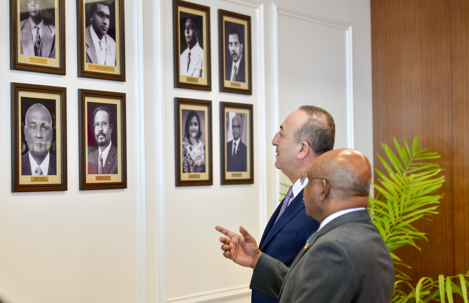 މާލެ: ޖެނުއަރީ 30، 2022: ތުރުކީގެ ފޮރިން މިނިސްޓަރު މެވްލުތު ޗަވްޝޯލް އަށް ރާއްޖޭގެ ފޮރިން މިނިސްޓަރު އަބްދުﷲ ޝާހިދު މައުލޫމާތު ހިއްސާކުރައްވަނީ: މިއީ ތުރުކީއާ އެކު ރާއްޖެއިން ސިޔާސީ ގުޅުން ގާއިމްކުރި ފަހުން، އެ ގައުމުގެ ފޮރިން މިނިސްޓަރަކު ރާއްޖެ އަށް ކުރެއްވި ފުރަތަމަ ދަތުރު.-- ފޮޓޯ: ނިޝާން އަލީ/ މިހާރު