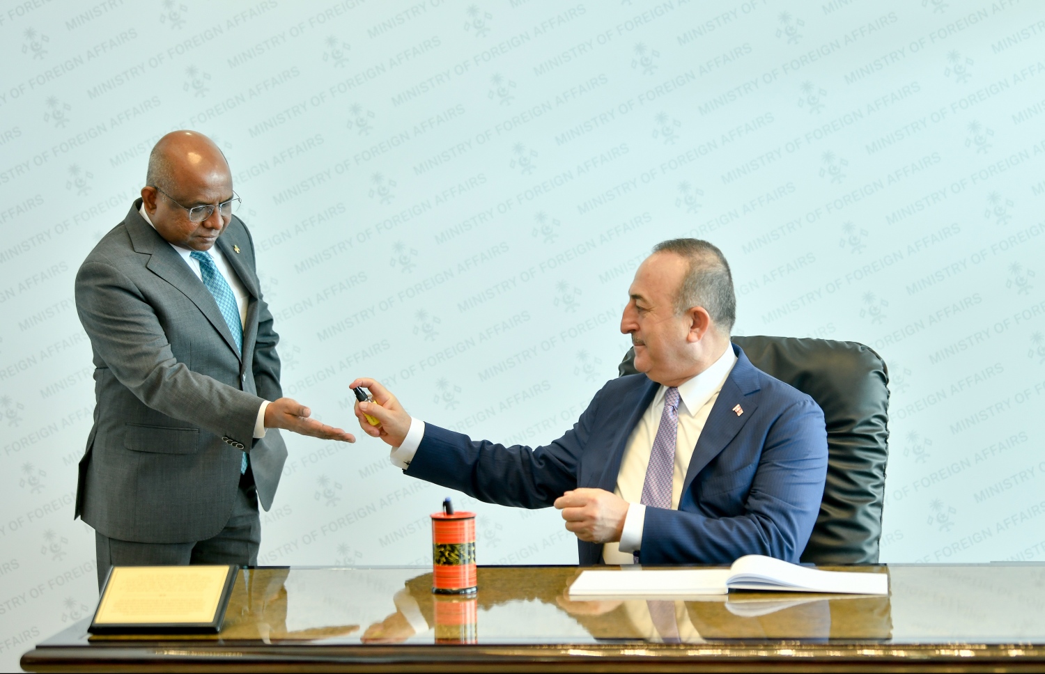 މާލެ: ޖެނުއަރީ 30، 2022: ތުރުކީގެ ފޮރިން މިނިސްޓަރު މެވްލުތު ޗަވްޝޯލް ރާއްޖޭގެ ފޮރިން މިނިސްޓަރު އަބްދުﷲ ޝާހިދު އަތަށް ސެނެޓައިޒް ޖައްސަވަނީ: ޓެރަރިޒަމް ހުއްޓުވުމަށް މަސައްކަތްކުރުމާއި އަނިޔާވެރިކަމާއި ހައްދުފަހަނަ އަޅާ ދިޔުމާ ދެކޮޅަށް ގުޅިގެން މަސައްކަތްކުރުމާ ގުޅޭގޮތުން ވެސް މަޝްވަރާކުރެއްވި.-- ފޮޓޯ: ނިޝާން އަލީ/ މިހާރު