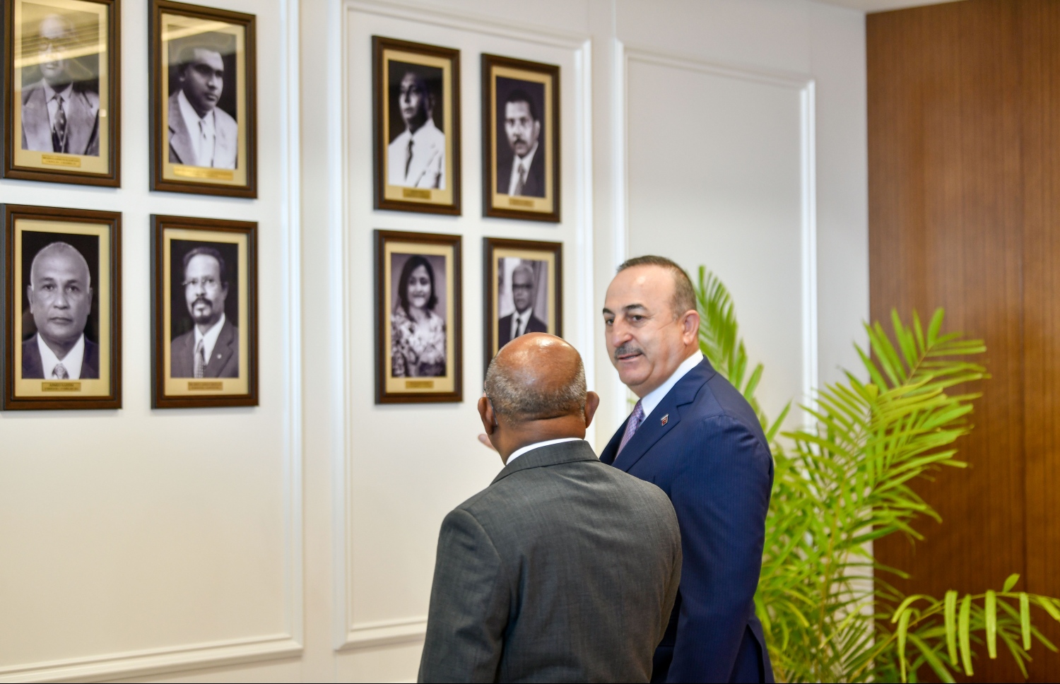 މާލެ: ޖެނުއަރީ 30، 2022: ތުރުކީގެ ފޮރިން މިނިސްޓަރު މެވްލުތު ޗަވްޝޯލް އާއި ރާއްޖޭގެ ފޮރިން މިނިސްޓަރު އަބްދުﷲ ޝާހިދު: ކޮވިޑް-19 އިން ދިފާއުވުމަށް ޖަހާ ސިނޮވެކް ވެކްސިންގެ 20،000 ޑޯޒް ތުރުކީ ސަރުކާރުން ރާއްޖެ އަށް ވަނީ ހަދިޔާކޮށްފައި.-- ފޮޓޯ: ނިޝާން އަލީ/ މިހާރު