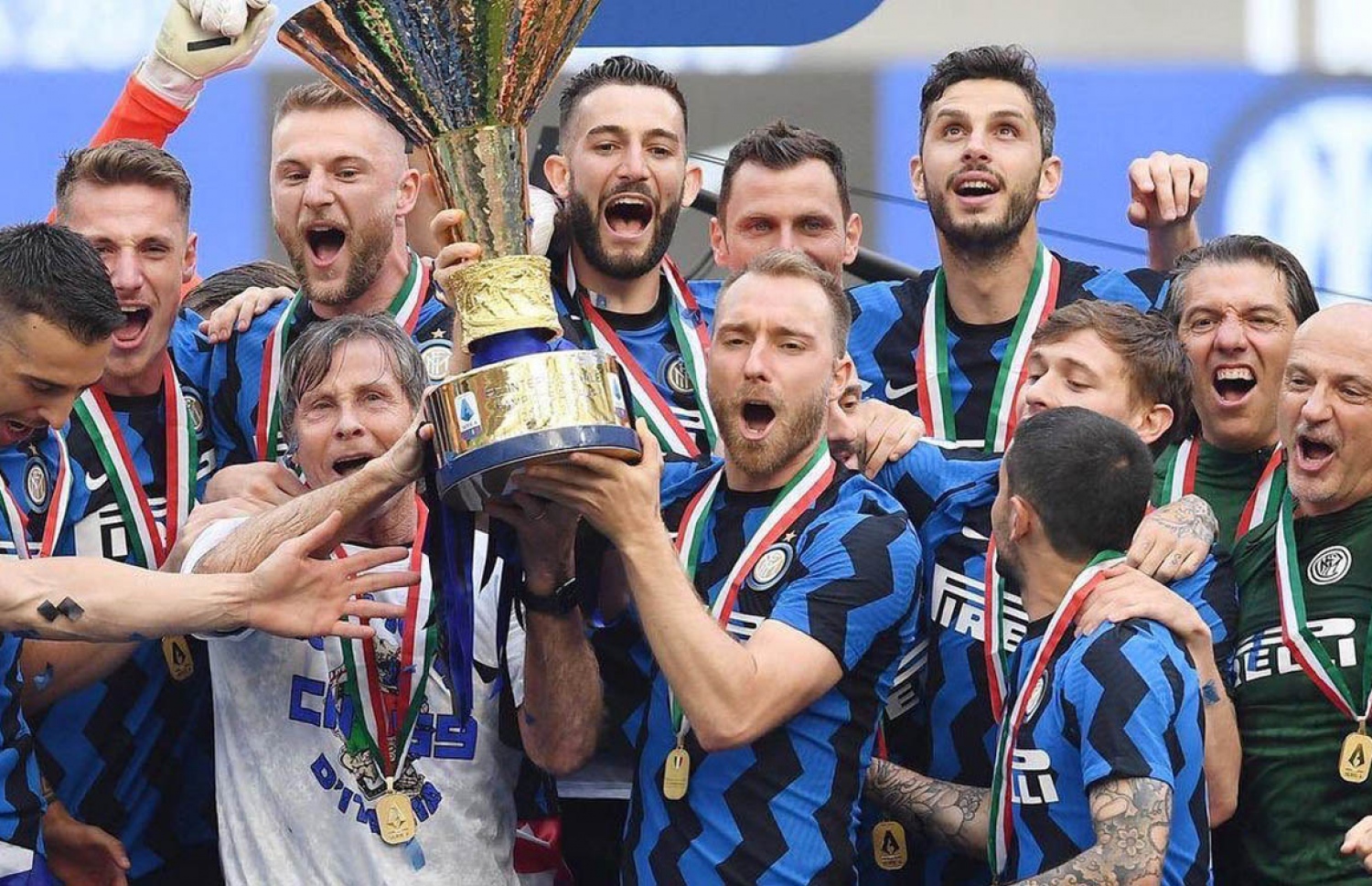 އެރިކްސަން އިންޓަ މިލާނާ އެކު ސެރީ އާ ތަށި އުފުލާލަނީ.