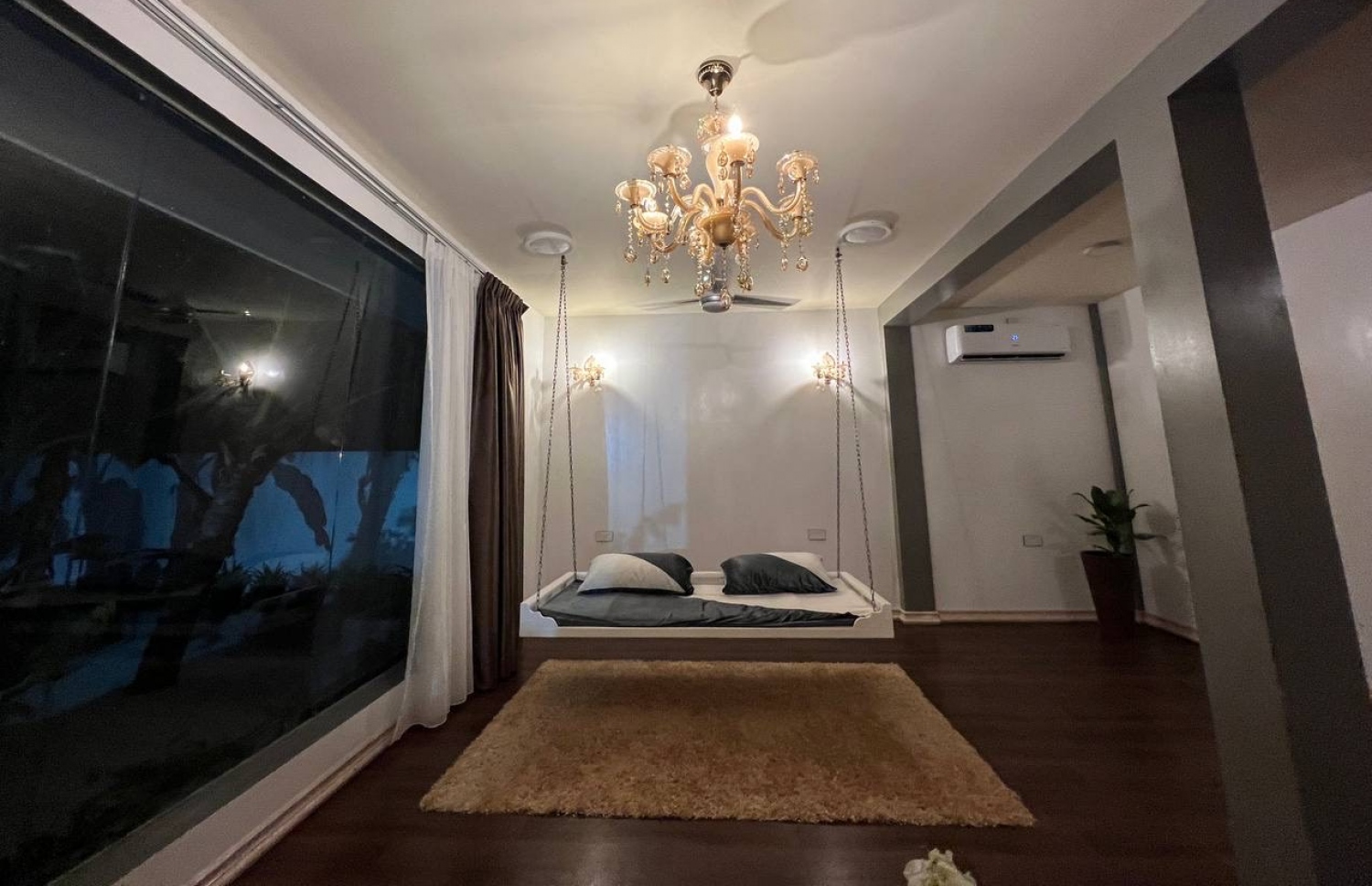 އާސިމްގެ ގޭގެ ސިޓިން ރޫމް: މުޅިގެ ހަދާފައި ވަނީ ލަގްޒަރީ އިހުސާސް ގެނުވައިދޭ ގޮތަށް-- ފޮޓޯ: މިހާރު