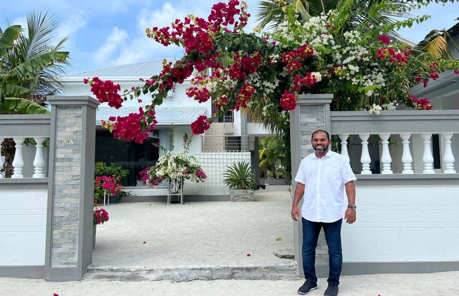 އާސިމް އޭނާގެ ގޭގެ ބޭރުގައި މަޑުކޮށްލައިގެން: މިގެއަކީ އޭނާ ވަރަށް ގިނަ ދުވަހުގެ ހުވަފެނެއް ކަމަށް ބުނި-- ފޮޓޯ: މިހާރު