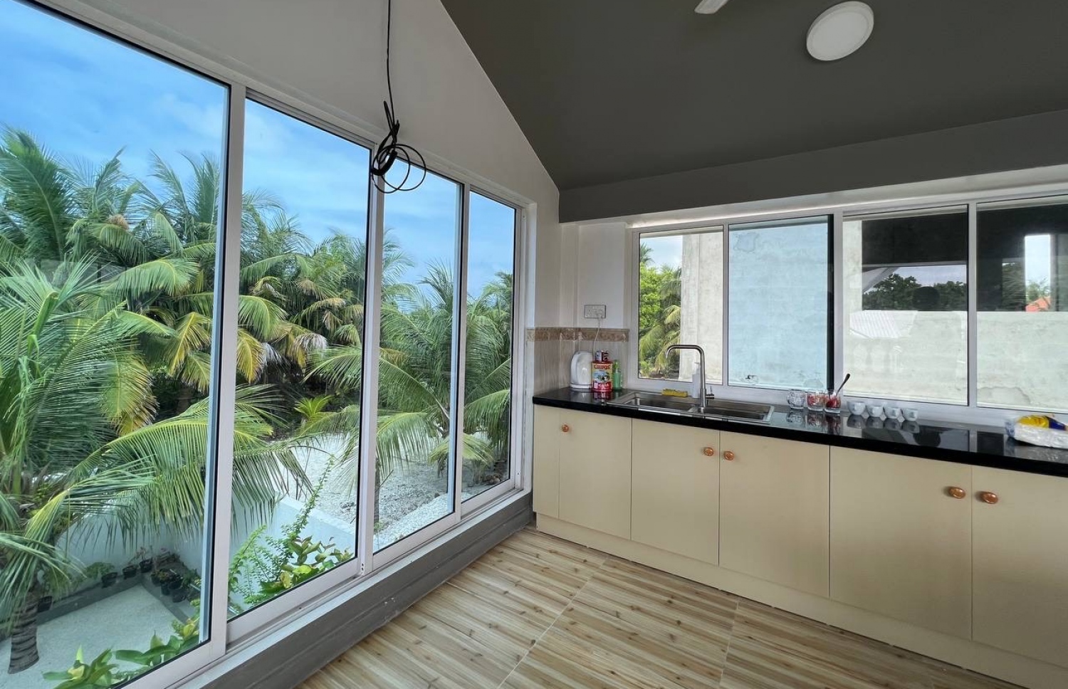 ގޭގެ ދެވަނަ ބުރީގައި ހަދާފައިވާ ބަދިގެ: ބަދިގެ ހަދާފައި ވަނީ ޓޫރިސްޓުންނަށް ރީތި ވިއުއެއް ފެންނަ ގޮތަށް-- ފޮޓޯ: މިހާރު