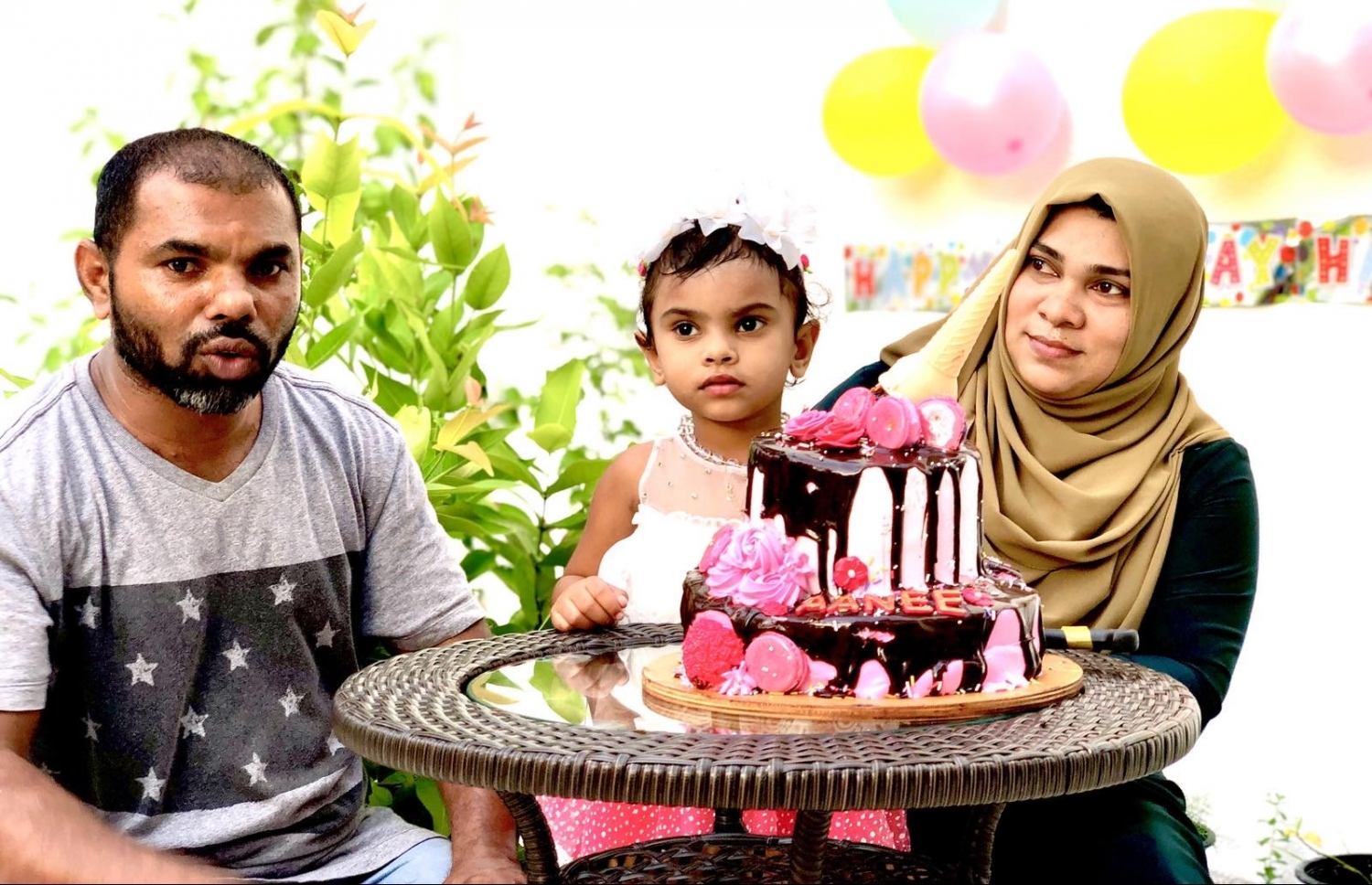 އާސިމް އާއި އޭނާގެ އަންހެނުން، ދަރިފުޅާ އެކު: ހުވެފެން ހަގީގަތަކަށްވުމުގެ ޝުކުރު އޭނާ އަދާ ކުރީ އަންހެނުންނަށް--