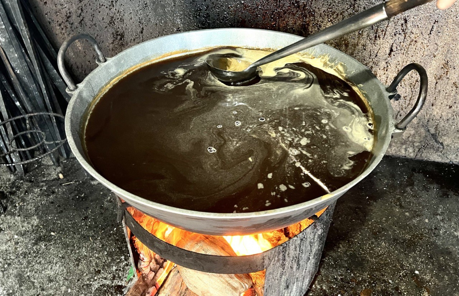 ދިއްގަރު ބީޗްވިލާ ގޭގައި ރިހާކުރު ކައްކަނީ. މި ރަށުގައި ގަވައިދުން ރިހާކުރު ކައްކަނީ އެންމެ ދެ ގެއެއްގައި.-- ފޮޓޯ: އަމާނީ އަބްދުﷲ/ މިހާރު