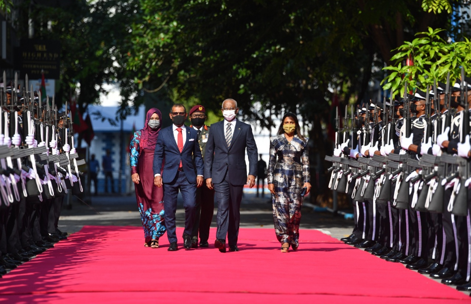 ރައީސް އިބްރާހިމް މުހައްމަދު ސޯލިހު، މި އަހަރުގެ ރިޔާސީ ބަޔާން އިއްވެވުމަށް ރައްޔިތުންގެ މަޖިލީހުގެ އިދާރާ އަށް ވަޑައިގަންނަވާއިރު އެ މަނިކުފާނުގެ އަރިހުގައި ރައްޔިތުންގެ މަޖިލީހުގެ ރައީސް ނަޝީދު.---ފޮޓޯ: މަޖިލިސް