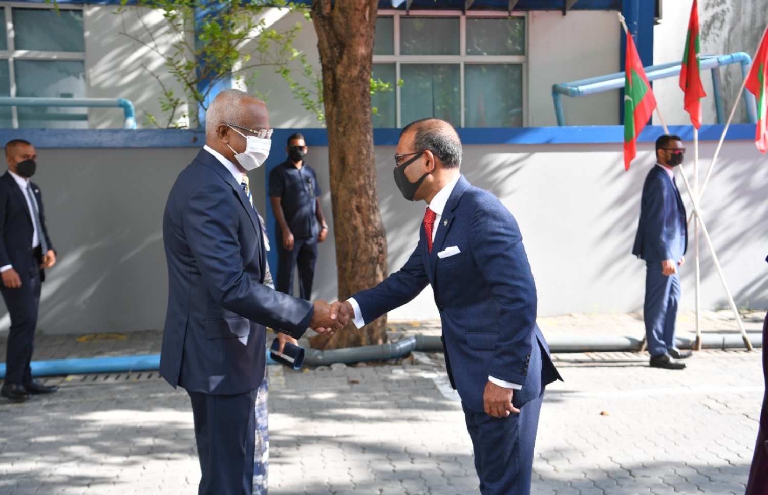 ރައީސް އިބްރާހިމް މުހައްމަދު ސޯލިހު، މި އަހަރުގެ ރިޔާސީ ބަޔާން އިއްވެވުމަށް ރައްޔިތުންގެ މަޖިލީހުގެ އިދާރާ އަށް ވަޑައިގަތުމުން އެމަނިކުފާނަށް ރައްޔިތުންގެ މަޖިލީހުގެ ރައީސް ނަޝީދު މަރުހަބާ ދަންނަވަނީ.---ފޮޓޯ: މަޖިލިސް