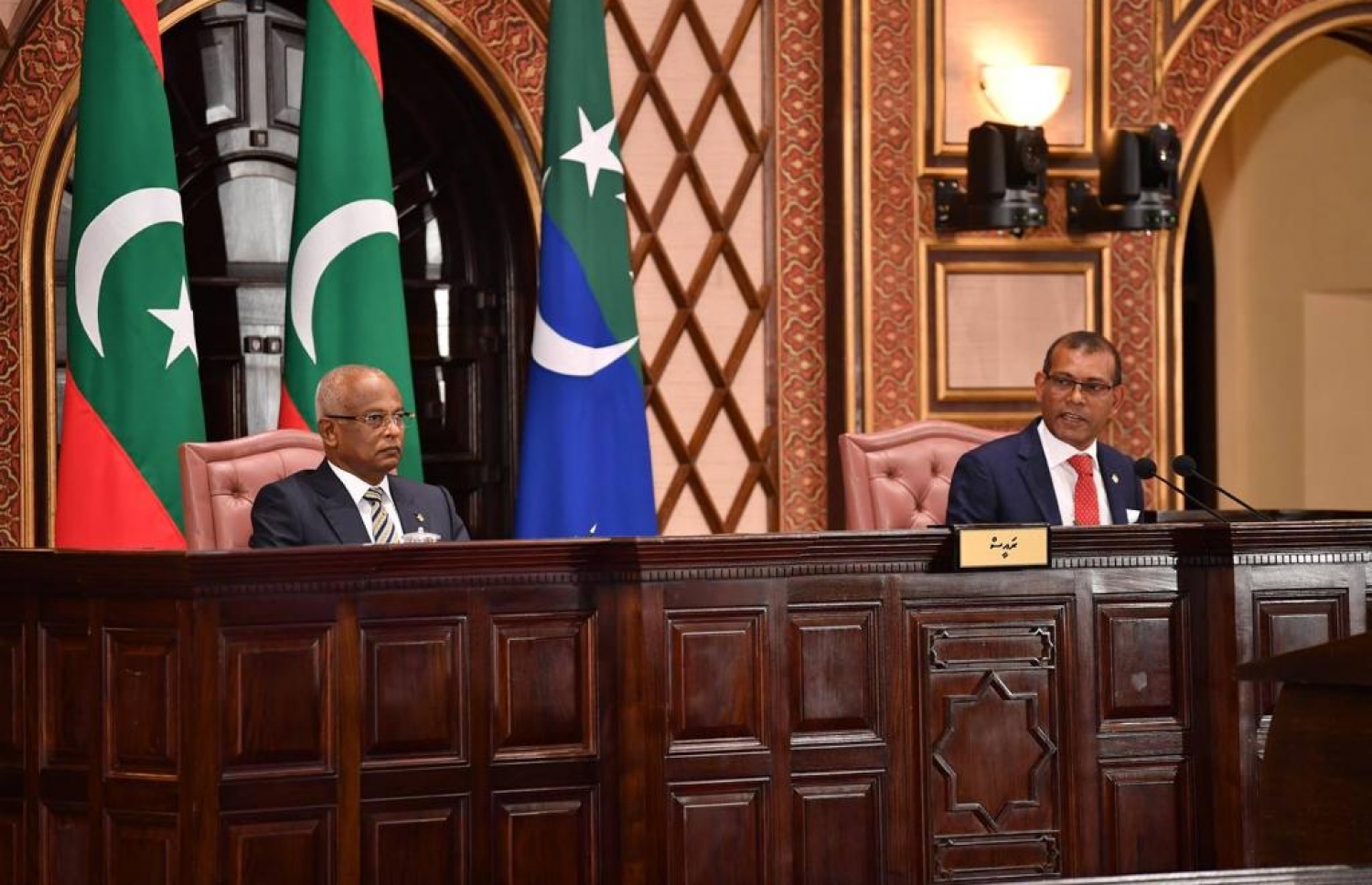 ރައްޔިތުންގެ މަޖިލިސް މިއަހަރަށް ހުޅުވާ ޖަލްސާގައި ރައީސް އިބްރާހިމް މުހައްމަދު ސޯލިހާއި ކުރީގެ ރައީސް އަދި ރައްޔިތުންގެ މަޖިލީހުގެ ރައީސް ނަޝީދު ބައިވެރިވެވަޑައިގަންނަވަނީ -- ފޮޓޯ: މަޖިލިސް