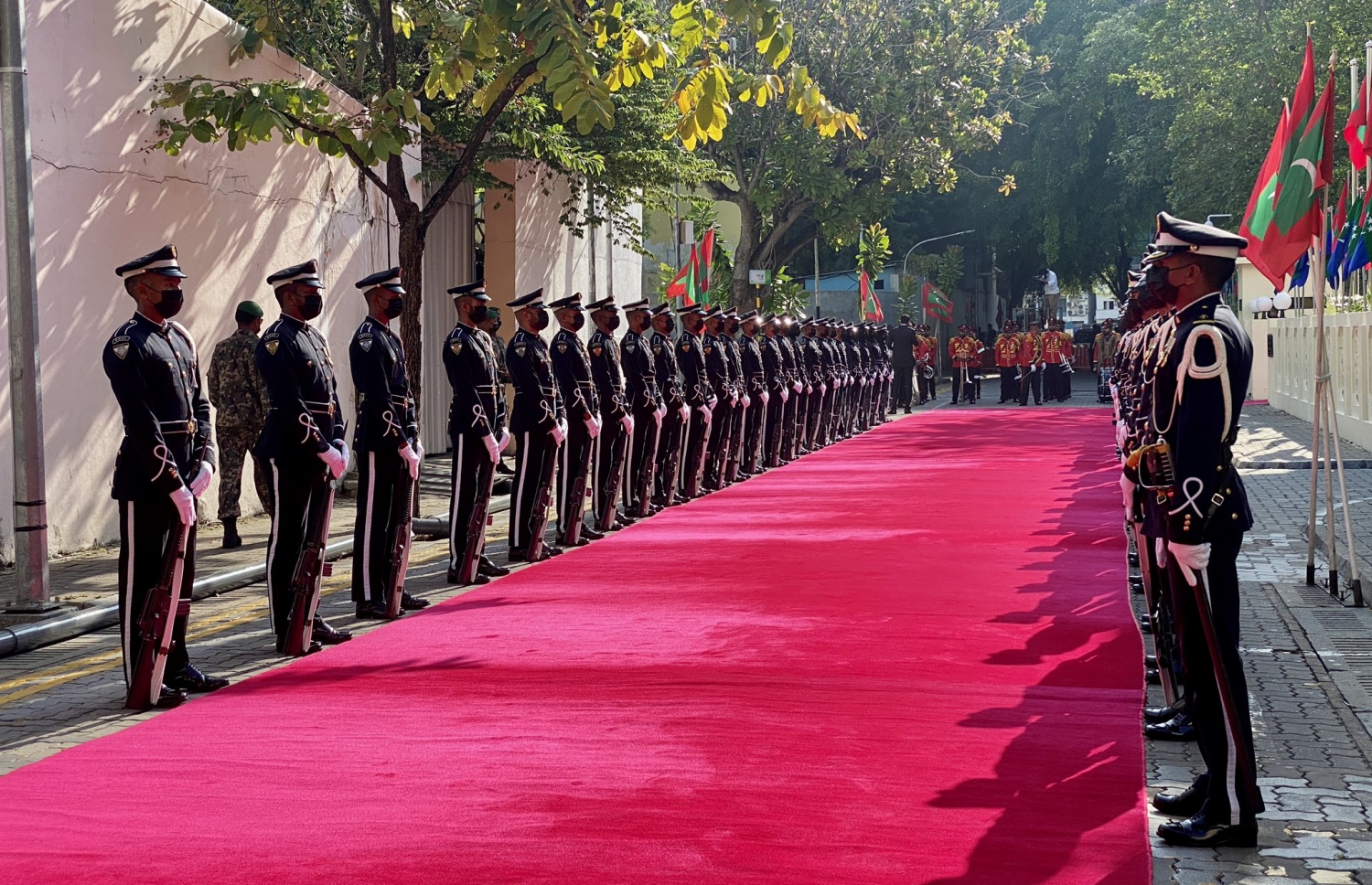 ރައްޔިތުންގެ މަޖިލިސް މި އަހަރަށް ހުޅުއްވައިދެއްވުމުގެ ގޮތުން ރައީސް އިބްރާހިމް މުހައްމަދު ސޯލިހު ރިޔާސީ ބަޔާން އިއްވުމަށް މަޖިލިސް ބޭރުގައި ބޭއްވި ރަސްމިއްޔާތު--.ފޮޓޯ: މަޖިލިސް/ ރައީސް އޮފީސް