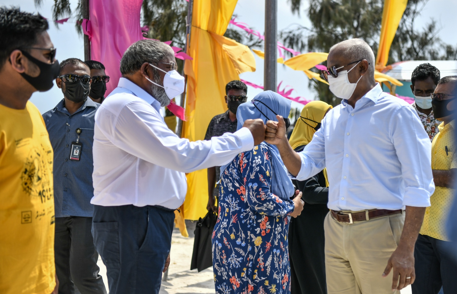 މިދިޔަ ފެބްރުއަރީ މަހު ބޭއްވި ކޮމަންޑޫ ދާއިރާގެ ބައި އިލެކްޝަންގެ އެމްޑީޕީގެ ކެމްޕެއިނަށް އެ ޕާޓީގެ އިސް ލީޑަރު އަދި ރައީސް އިބްރާހިމް މުހައްމަދު ސޯލިހު ކޮމަންޑު އަށް ވަޑައިގަތުމުން ޖޭޕީގެ ލީޑަރު ގާސިމް މަރުހަބާ ދަންނަވަނީ.---ފޮޓޯ: ފައިލް ފޮޓޯ| މިހާރު