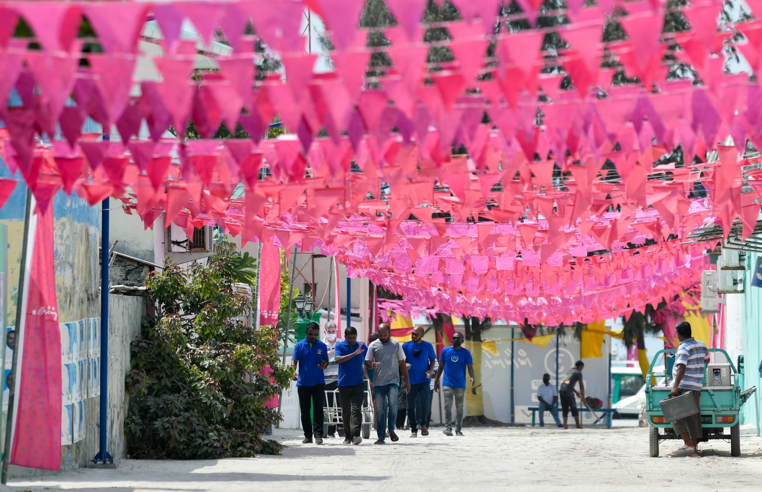 އެމްއެންޕީގެ ކެމްޕޭން ޓީމެއް ކޮމަންޑޫގެ މަގެއްގެ މަތީގައި. -- ފޮޓޯ: ފަޔާޒް މޫސާ/ މިހާރު