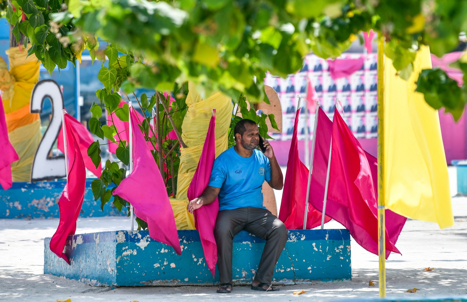 ކޮމަންޑޫގައި ބަހައްޓާފައި ހުރި ޕާޓީތަކުގެ ދިދަތަކެއްގެ ކައިރީގައި މީހަކު ފޯނުން ވާހަކަ ދައްކަން މަޑުކޮށްލައިގެން. -- ފޮޓޯ: ފަޔާޒް މޫސާ/ މިހާރު