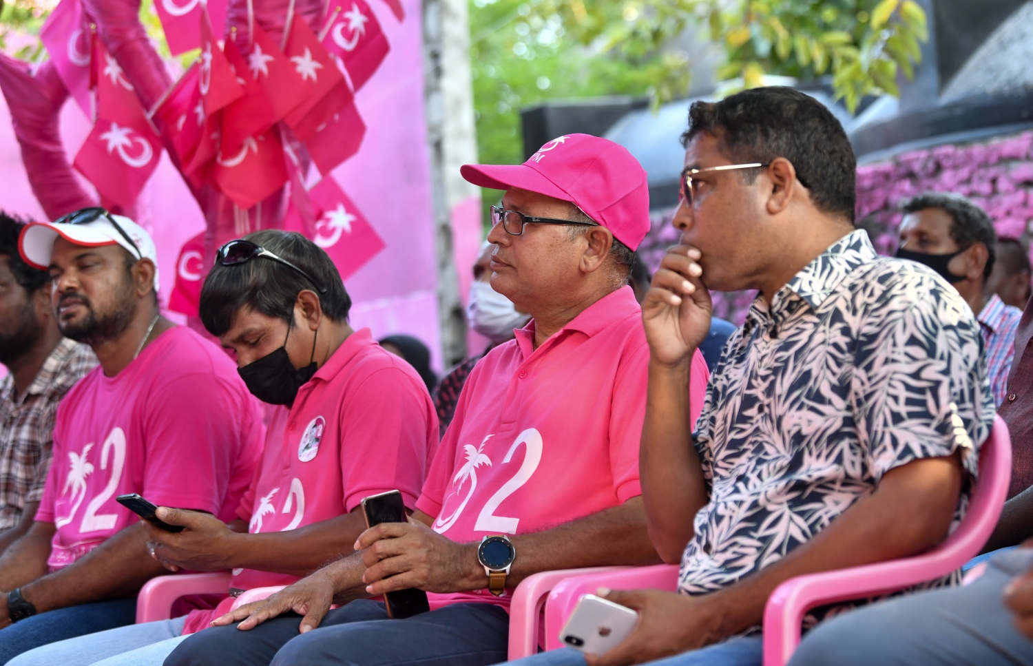 ކެމްޕޭން ޖަލްސާގައި އާދަމް ޝަރީފް، މޫސާ ފަތުހީއާ އެކު. -- ފޮޓޯ: ފަޔާޒް މޫސާ/ މިހާރު