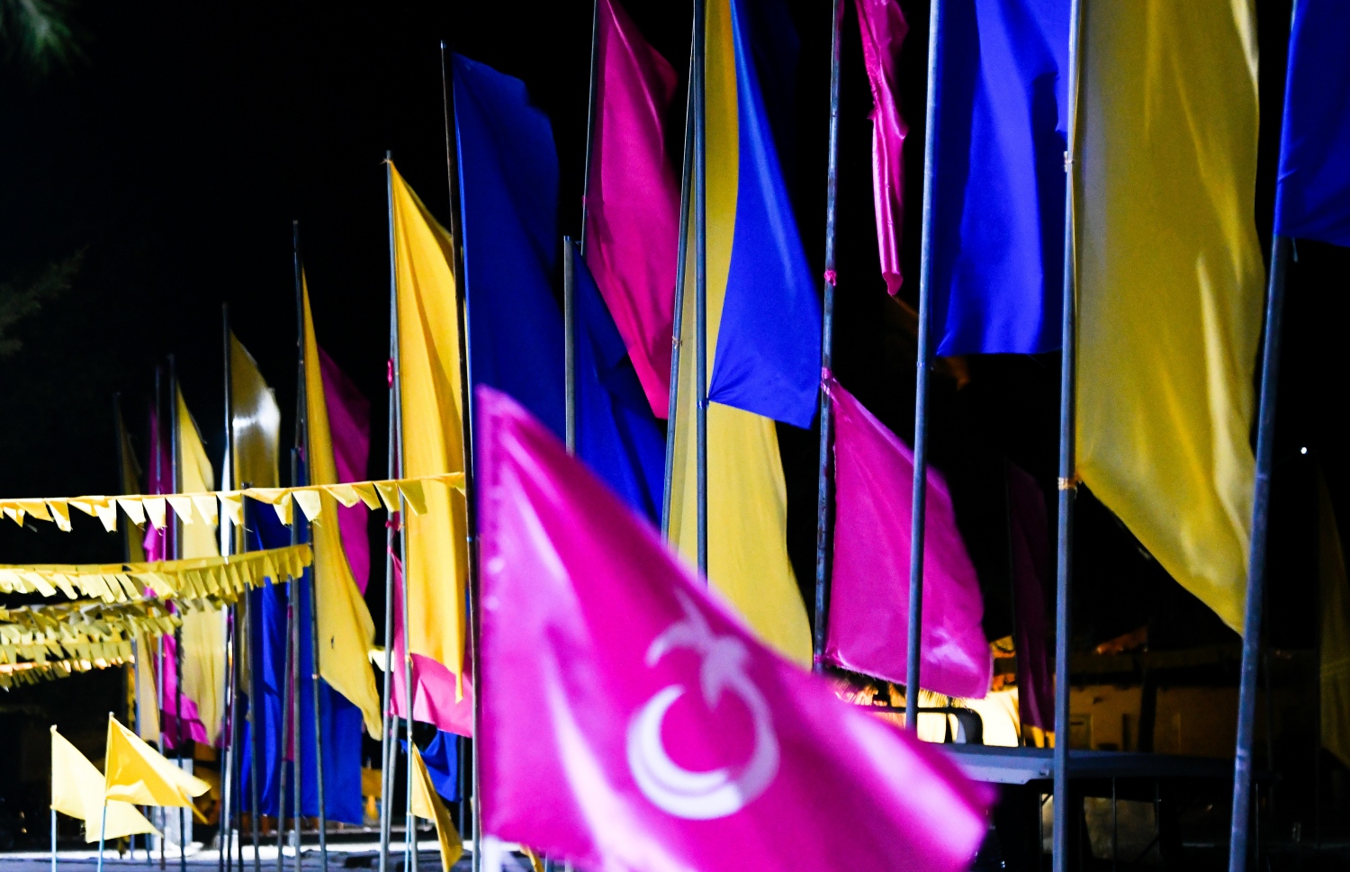 ކެމްޕޭނަށް މަރޮށީގައި ތިން ޕާޓީގެ ދިދަ ދަމާފައި. -- ފޮޓޯ: ފަޔާޒް މޫސާ/ މިހާރު