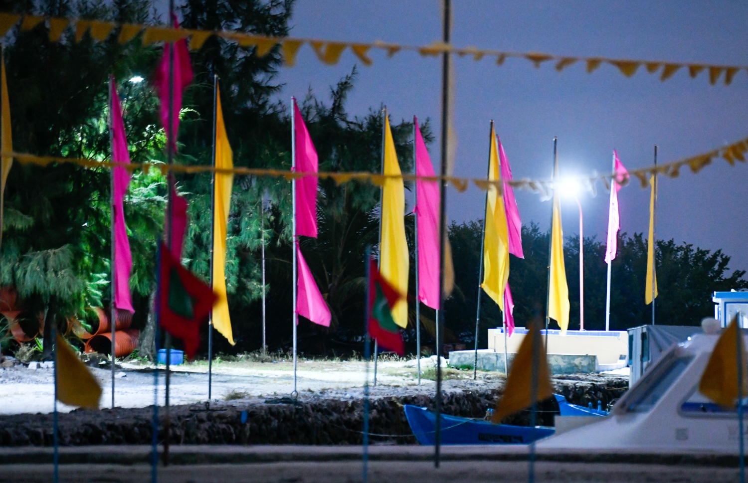 ކޮމަންޑޫ ދާއިރާގެ ބައި އިލެކްޝަންގައި އެ ރަށުގައި އެކި ޕާޓީތަކުގެ ކުލަތައް: ރާއްޖޭގައި ސިޔާސީ އާ ފިކުރުތައް ދިރުވަން އާ ޕާޓީތައް ހިންގަން ފުރުސަތު ކުޑަ. -- ފޮޓޯ: ފަޔާޒް މޫސާ/މިހާރު