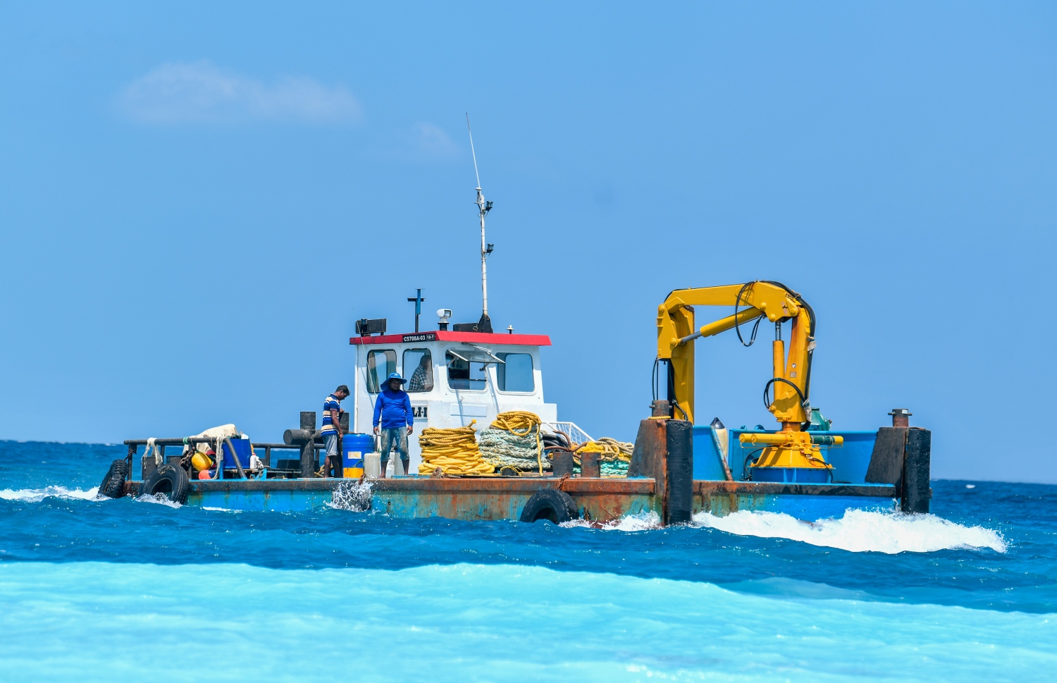 އިންތިހާބު އިއުލާންކުރި ފަހުން ދެ ކޮމަންޑޫ ގުޅާލުމުގެ މަސައްކަތް ފަށައިގެން ކުރިއަށް ގެންދަނީ: މި ޕްރޮޖެކްޓަށް އެކަނި ވެސް މި އަހަރުގެ ބަޖެޓުގައި ދާއިރާއަށް ކަނޑައެޅި ބަޖެޓަށް ވުރެން އެތައް ގުނަ ބޮޑު ހޭދައެއް ހިނގާ. -- ފޮޓޯ: ފަޔާޒު މޫސާ / މިހާރު