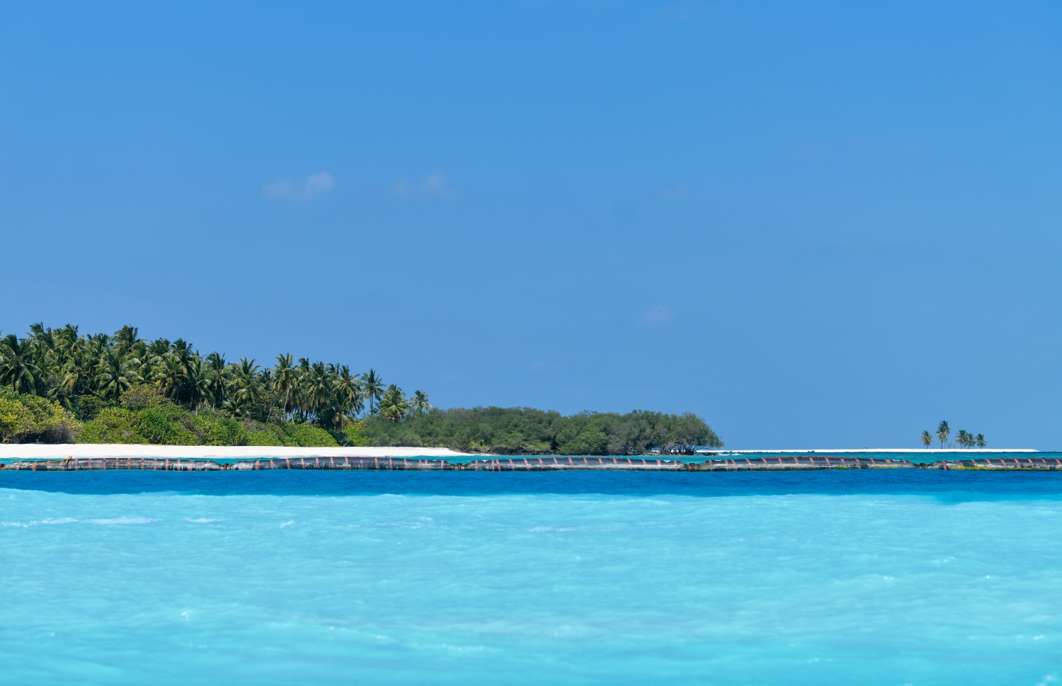 ކޮމަންޑު އާއި އެ ރަށާ އެއް ފަޅެއްގެ ތެރޭގައި އޮންނަ މަތި ކޮމަންޑޫ:  ދެ ކޮމަންޑޫ ގުޅާލުމުގެ އަމަލީ މަސައްކަތް އެމްޓީސީސީން އަންނަނީ ކުރަމުން-- ފޮޓޯ: ފަޔާޒު މޫސާ / މިހާރު