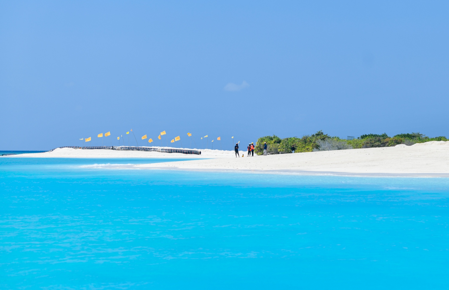 ކޮމަންޑު އާއި އެ ރަށާ އެއް ފަޅެއްގެ ތެރޭގައި އޮންނަ ފަޅު ރަށް، މަތި ކޮމަންޑޫ ގުޅައިލުމަށް ބިން ހިއްކުމުގެ މަސައްކަތްކުރަމުންދަނީ-- ފޮޓޯ: ފަޔާޒު މޫސާ / މިހާރު