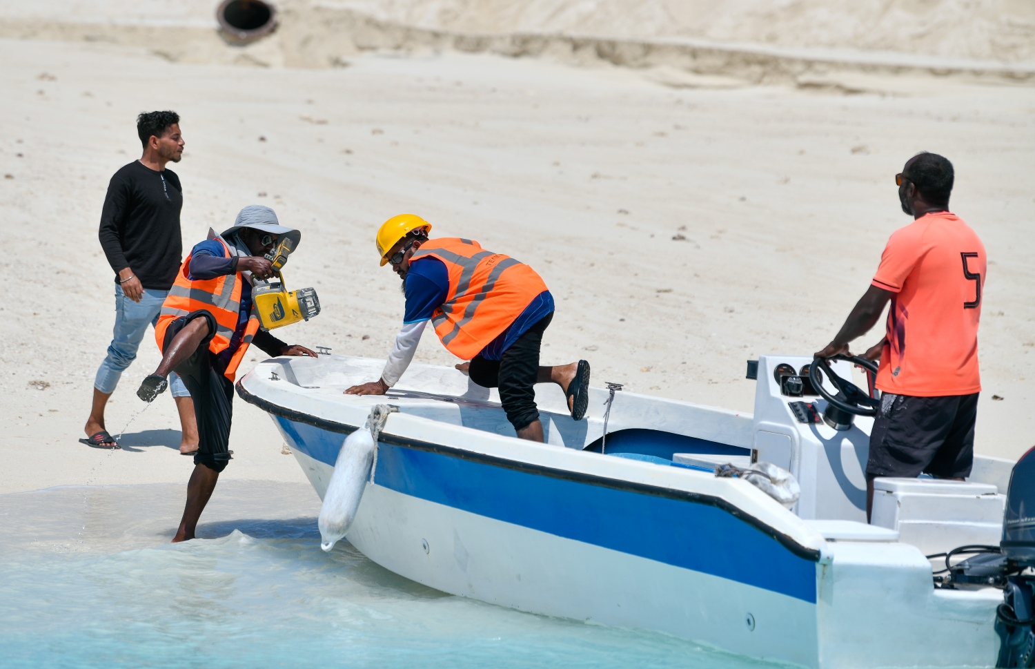 ދެ ކޮމަންޑޫ ހިއްކައިގެން ގުޅާލުމުގެ މަސައްކަތުގައި އުޅެމުންދާ އެމްޓީސީސީގެ މުއައްޒަފުން މަތި ކޮމަންޑުއަށް ފައިބަނީ. މި ރަށުގެ ބިން ހިއްކުމުގެ މަސައްކަތް ވަނީ ފެށިފައި -- ފޮޓޯ: ފަޔާޒު މޫސާ / މިހާރު