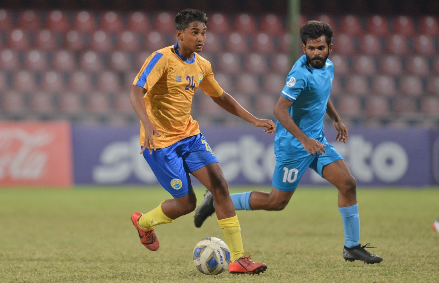 ވެލެންސިއާގެ އާޔަން ބޯޅަހިފައިގެން ކުރިޔަށް ދަނީ.-- ފޮޓޯ: އެފްއޭއެމް