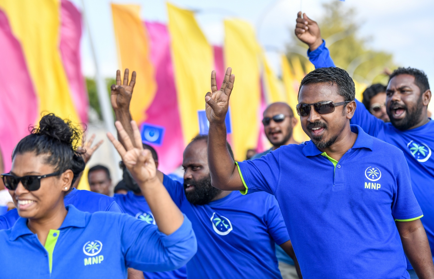 އެމްއެންޕީގެ ކެންޑިޑޭޓުގެ ކެމްޕޭން ޓީމުން ކޮމަންޑޫގައި ބޭއްވި ހިނގާލުން. -- ފޮޓޯ: ފަޔާޒް މޫސާ/ މިހާރު