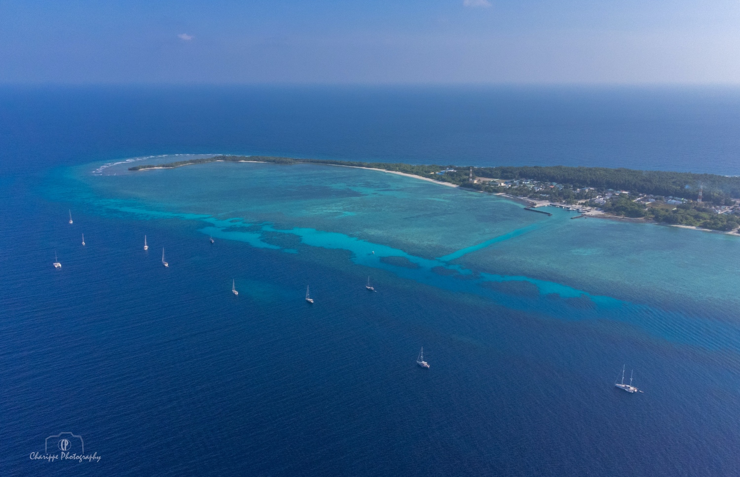 ޖެނުއަރީ 4، 2022: ރާއްޖޭގައި ސަގާފީ ޓޫރިޒަމް ކުރިއެރުވުމުގެ ގޮތުން މޯލްޑިވްސް އިންޓަގްރެޓެޑް ޓޫރިޒަމް ޑެވެލޮޕްމަންޓް ކޯޕަރޭޝަން (އެމްއައިޓީޑީސީ) އިން ބާއްވާ ބައިނަލްއަގުވާމީ ޔޮޓު ރެލީ "ސަވާދީއްތަ ދަތުރު" ގައި ބައިވެރިވާ ޔޮޓްތައް ހއ. އުލިގަމު ބަނދަރުގައި. ބޭރުގެ ޔޮޓްތައް އާންމުކޮށް އަންނަ އުލިގަމު ބަނދަރުން ފެށިގެން ރާއްޖޭގެ 15 ރަށަކަށް މި ދަތުރުގައި ގޮސް އާސާރީ ތަންތަނަށް ޒިޔާރަތްކުރާނެ. -- ފޮޓޯ: ހުސެން