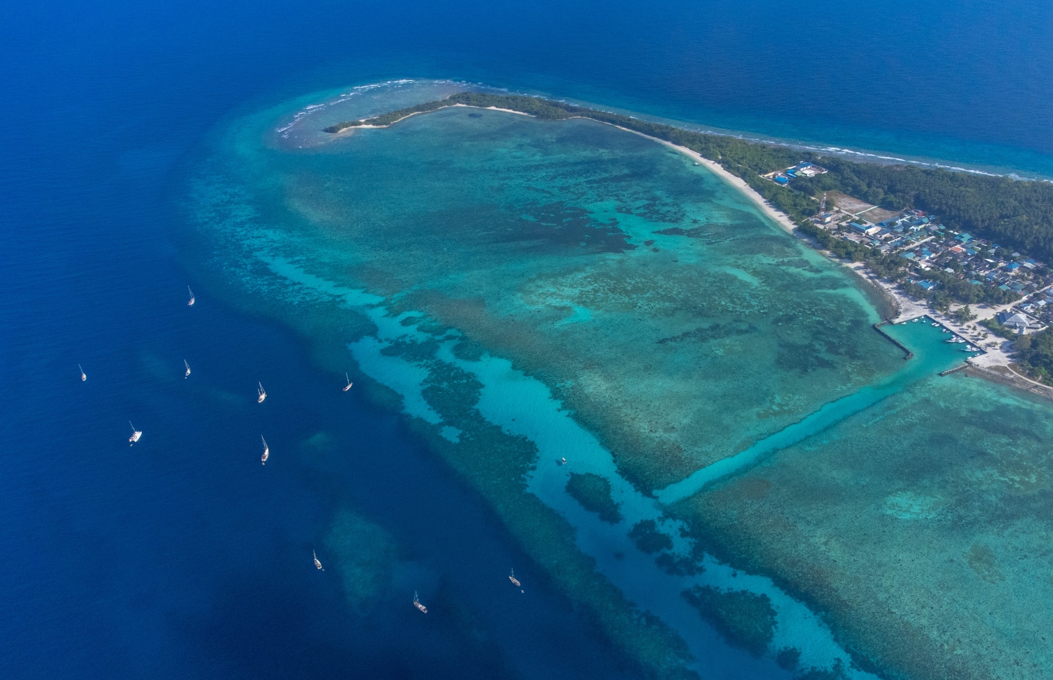 ޖެނުއަރީ 4، 2022: ރާއްޖޭގައި ސަގާފީ ޓޫރިޒަމް ކުރިއެރުވުމުގެ ގޮތުން މޯލްޑިވްސް އިންޓަގްރެޓެޑް ޓޫރިޒަމް ޑެވެލޮޕްމަންޓް ކޯޕަރޭޝަން (އެމްއައިޓީޑީސީ) އިން ބާއްވާ ބައިނަލްއަގުވާމީ ޔޮޓު ރެލީ "ސަވާދީއްތަ ދަތުރު" ގައި ބައިވެރިވާ ޔޮޓްތައް ހއ. އުލިގަމު ބަނދަރުގައި. ބޭރުގެ ޔޮޓްތައް އާންމުކޮށް އަންނަ އުލިގަމު ބަނދަރުން ފެށިގެން ރާއްޖޭގެ 15 ރަށަކަށް މި ދަތުރުގައި ގޮސް އާސާރީ ތަންތަނަށް ޒިޔާރަތްކުރާނެ. -- ފޮޓޯ: ހުސެން