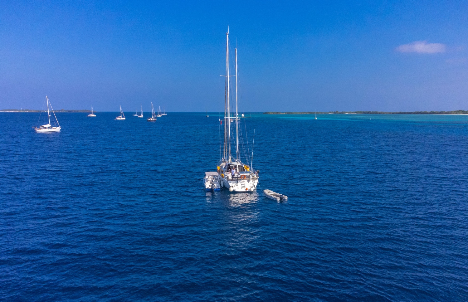 ޖެނުއަރީ 4، 2022: ރާއްޖޭގައި ސަގާފީ ޓޫރިޒަމް ކުރިއެރުވުމުގެ ގޮތުން މޯލްޑިވްސް އިންޓަގްރެޓެޑް ޓޫރިޒަމް ޑެވެލޮޕްމަންޓް ކޯޕަރޭޝަން (އެމްއައިޓީޑީސީ) އިން ބާއްވާ ބައިނަލްއަގުވާމީ ޔޮޓު ރެލީ "ސަވާދީއްތަ ދަތުރު" ގައި ބައިވެރިވާ ޔޮޓްތައް ހއ. އުލިގަމު ބަނދަރުގައި. ބޭރުގެ ޔޮޓްތައް އާންމުކޮށް އަންނަ އުލިގަމު ބަނދަރުން ފެށިގެން ރާއްޖޭގެ 15 ރަށަކަށް މި ދަތުރުގައި ގޮސް އާސާރީ ތަންތަނަށް ޒިޔާރަތްކުރާނެ. -- ފޮޓޯ: ހުސެން